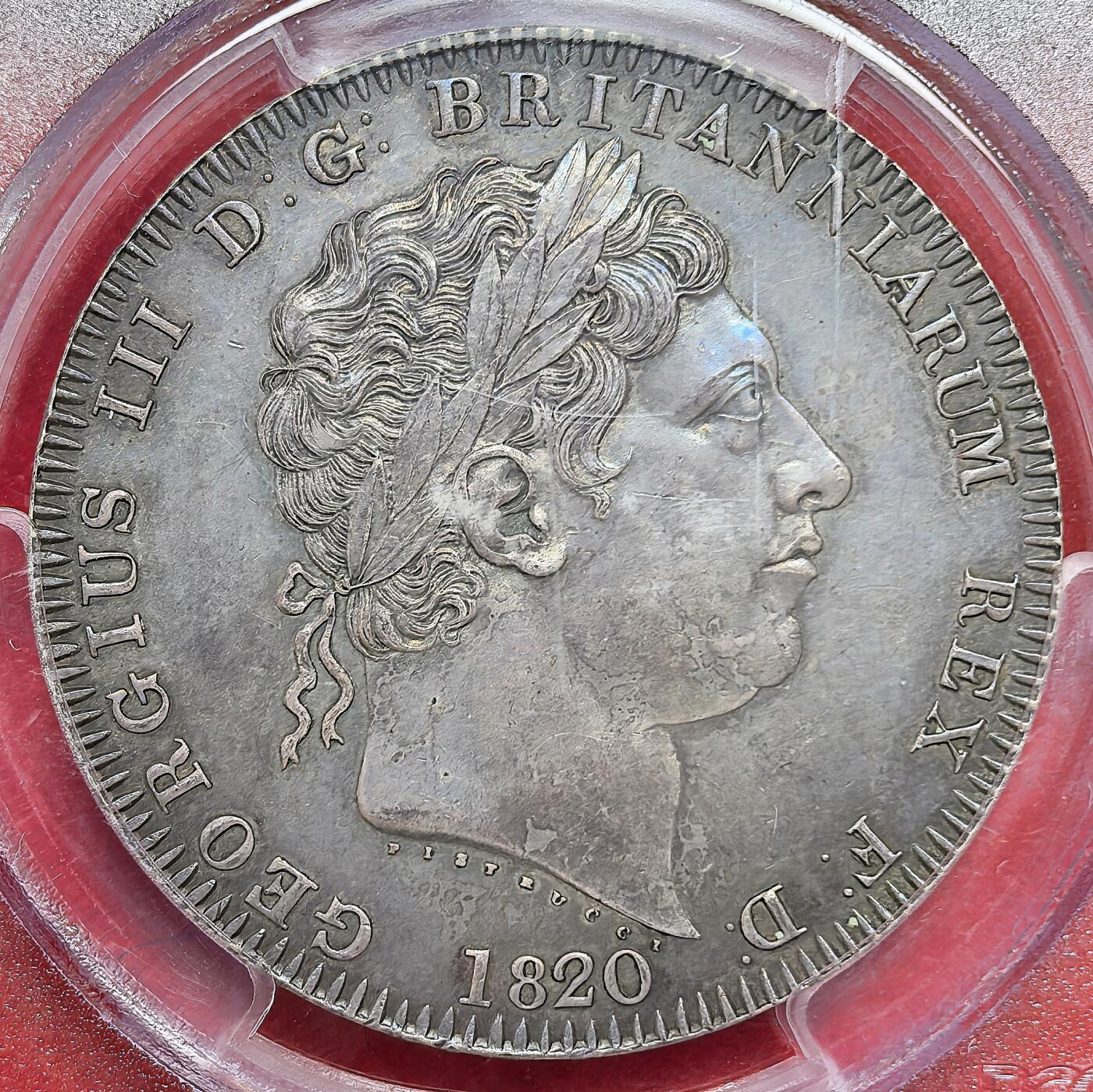 凡希社世界钱币微拍月度大拍（2025/09） 荐！1820英国乔三马剑大银PCGS-MS62，key date！英国铸币大革新后铸造的首版克朗，是所有年版中最稀有的一个版本，深度灰彩，侧光下泛出漂亮的钴蓝光泽，细节出色，高品马剑无疑拥有极高的投资价值。（附视频）
