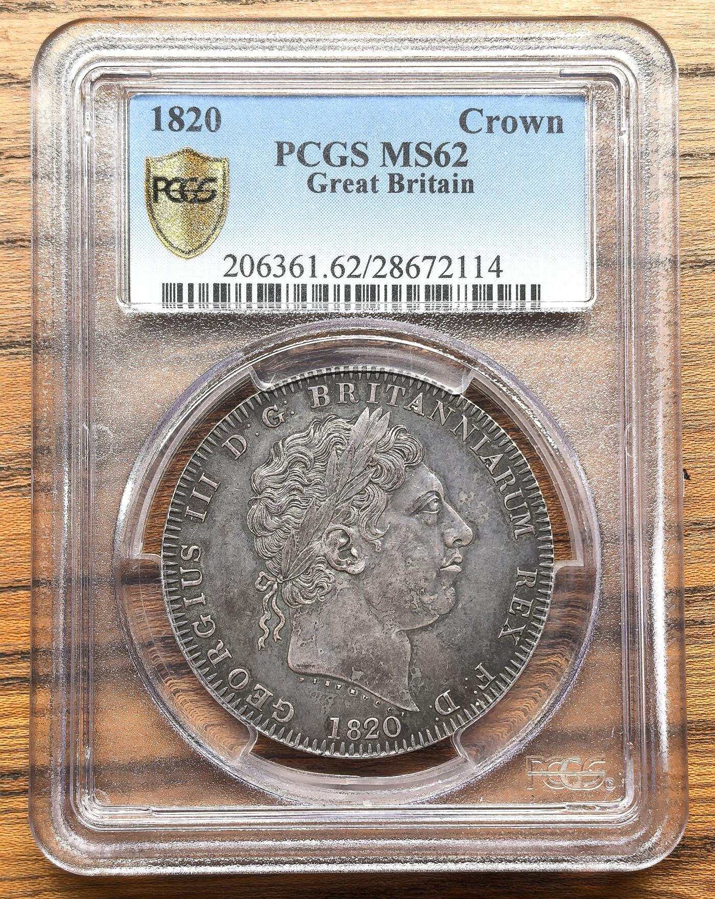 凡希社世界钱币微拍月度大拍（2025/09） 荐！1820英国乔三马剑大银PCGS-MS62，key date！英国铸币大革新后铸造的首版克朗，是所有年版中最稀有的一个版本，深度灰彩，侧光下泛出漂亮的钴蓝光泽，细节出色，高品马剑无疑拥有极高的投资价值。（附视频）