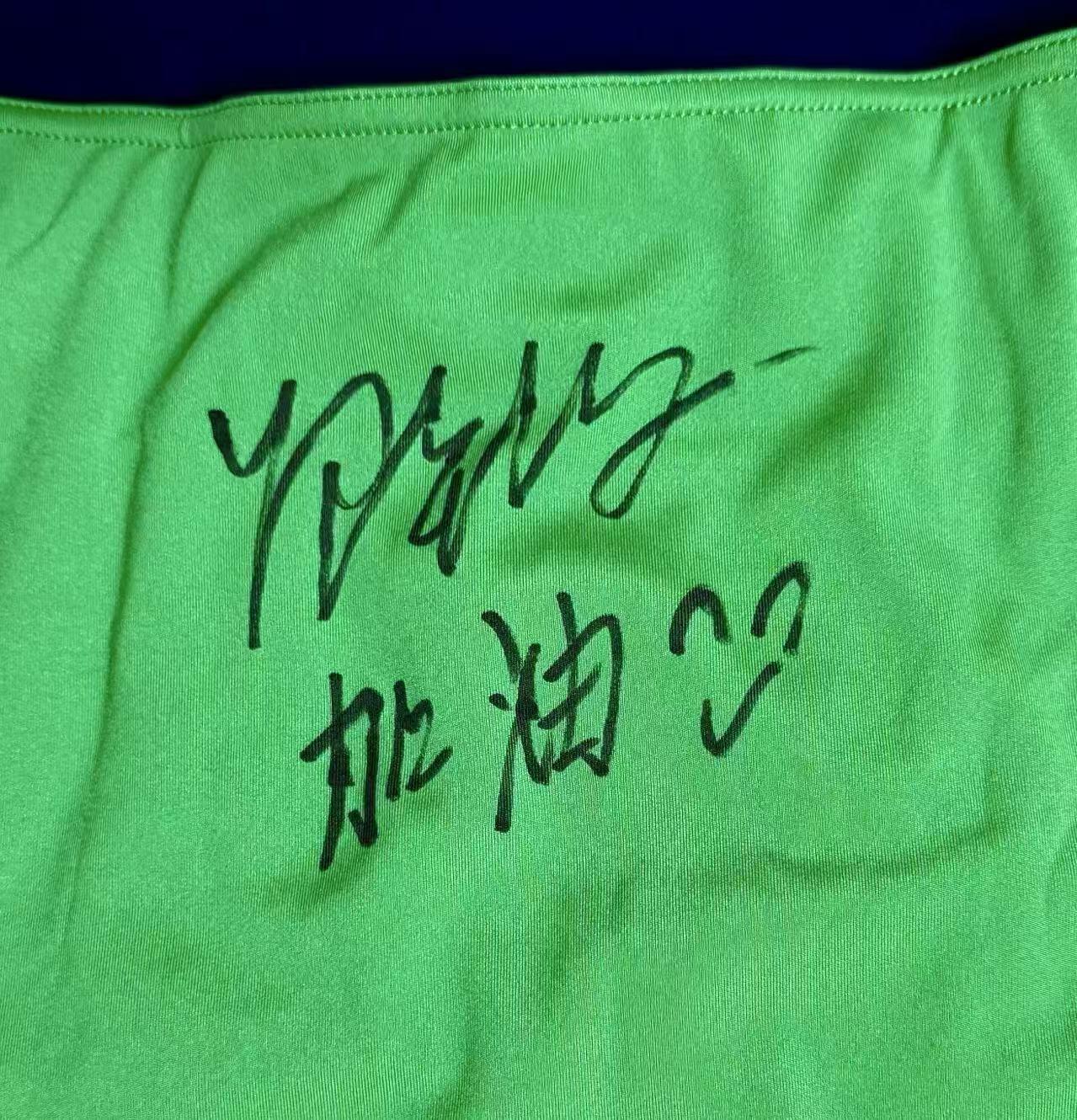 零元拍：QueenWen郑钦文亲笔签名➕加油铭文Nike网球裙，郑钦文澳网更衣室GI，一起为即将到来的中网，上海大师赛等等一系列精彩赛事预热！