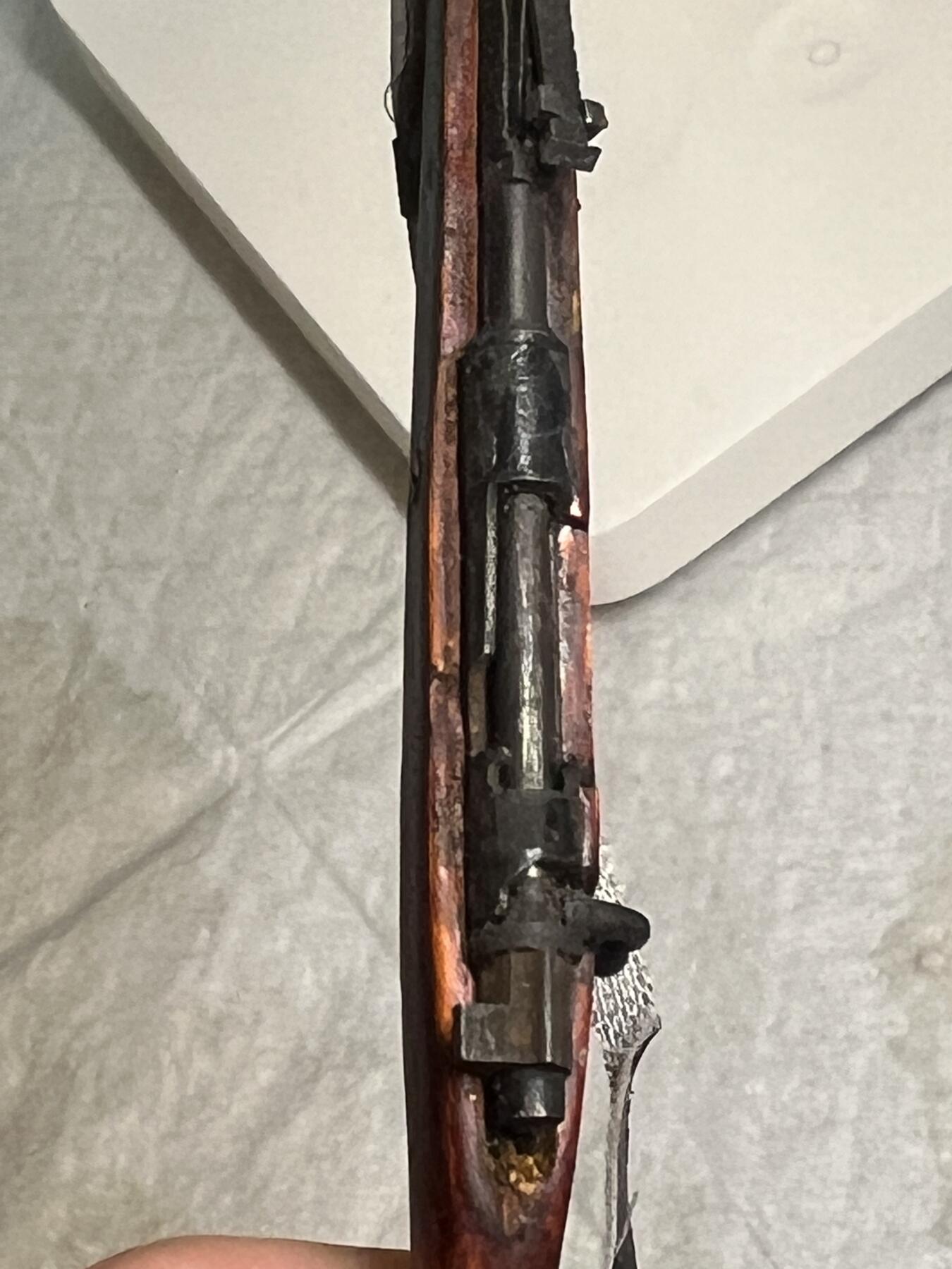 零元拍：钛金 1/6 早期版金属与木制 WWII 98K 模型。保险是固定一体的，没有枪管通条，无刺刀。颜色纹路以实物为准，图片仅做参考。无任何击发与射击功能，材质：金属与实木，可拆解。图片仅为展示，以实物为准。全新。