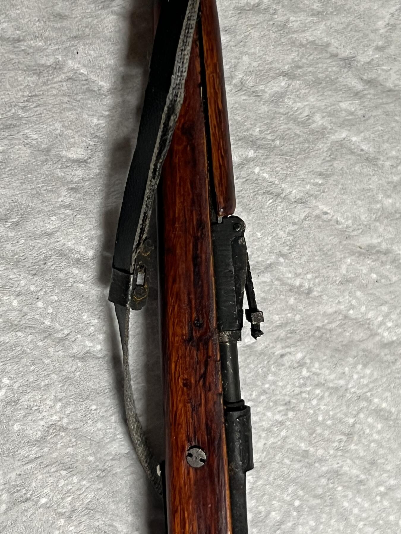 零元拍：钛金 1/6 早期版金属与木制 WWII 98K 模型。保险是固定一体的，没有枪管通条，无刺刀。颜色纹路以实物为准，图片仅做参考。无任何击发与射击功能，材质：金属与实木，可拆解。图片仅为展示，以实物为准。全新。