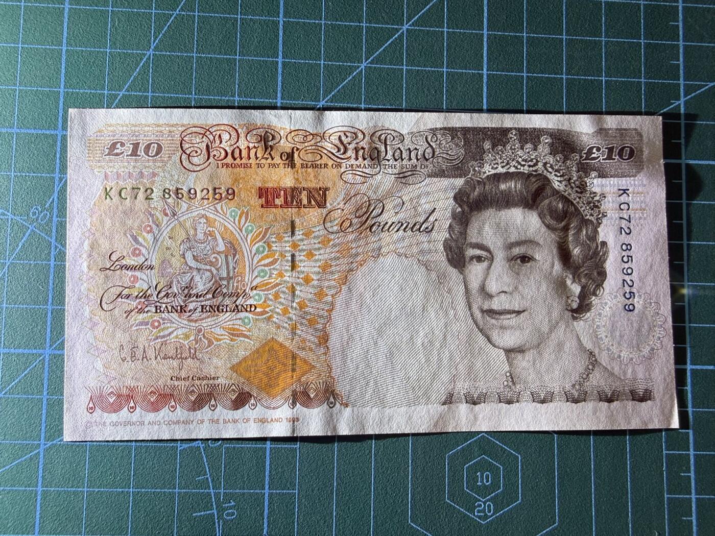 【炜奕收藏】，第四十六期 1993年英国E序列初版10镑数字版，UNC-品相，轻微角软折