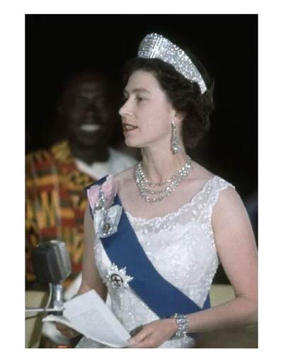 【旋风钱币】10月4日19:00准时开拍 精美欧洲币章 第三帝国货币等 全场包邮！ 英国1977年 伊丽莎白银婚镀银高浮雕精制币章吊坠 40MM