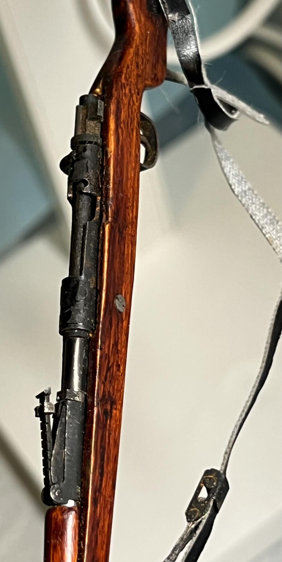 零元拍：钛金 1/6 早期版金属与木制 WWII 98K 模型。保险是固定一体的，没有枪管通条，无刺刀。颜色纹路以实物为准，图片仅做参考。无任何击发与射击功能，材质：金属与实木，可拆解。图片仅为展示，以实物为准。全新。