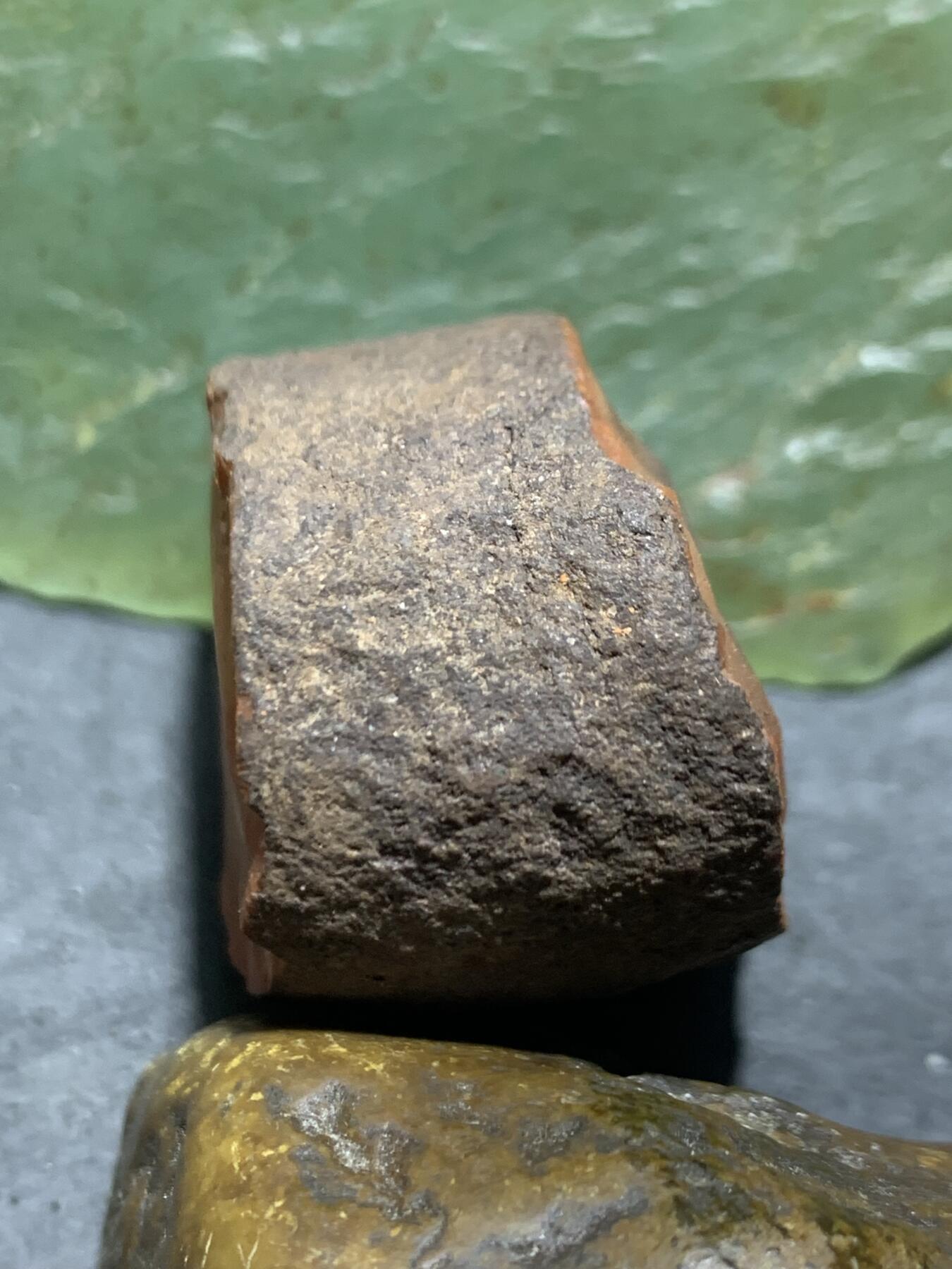 精美铁皮开窗料荔枝冻飘柿子红南红玛瑙原石一颗，