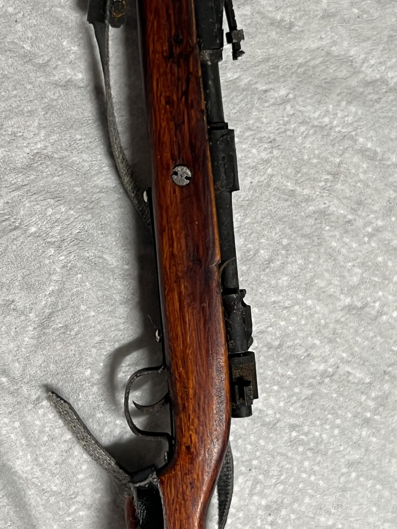 零元拍：钛金 1/6 早期版金属与木制 WWII 98K 模型。保险是固定一体的，没有枪管通条，无刺刀。颜色纹路以实物为准，图片仅做参考。无任何击发与射击功能，材质：金属与实木，可拆解。图片仅为展示，以实物为准。全新。