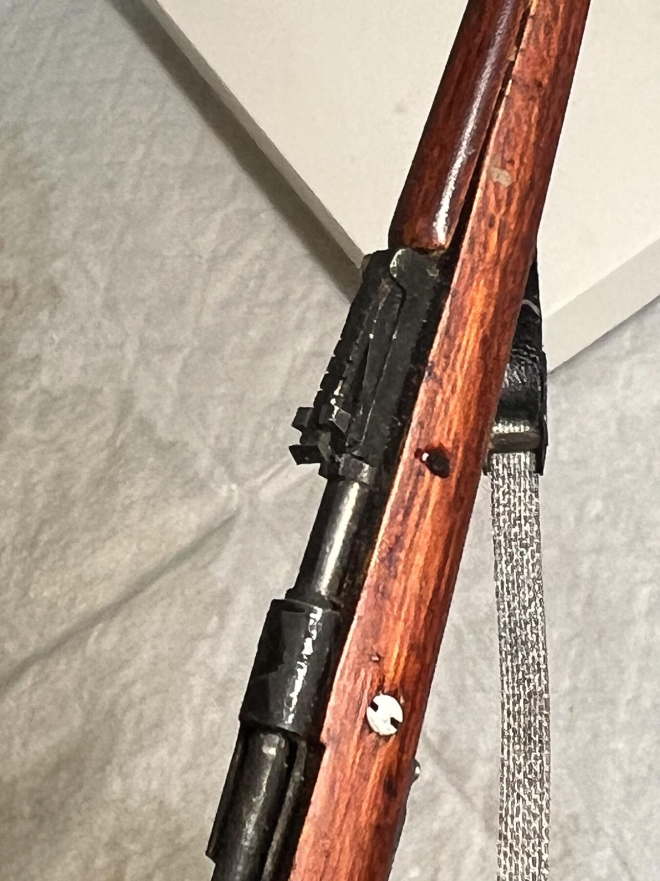 零元拍：钛金 1/6 早期版金属与木制 WWII 98K 模型。保险是固定一体的，没有枪管通条，无刺刀。颜色纹路以实物为准，图片仅做参考。无任何击发与射击功能，材质：金属与实木，可拆解。图片仅为展示，以实物为准。全新。