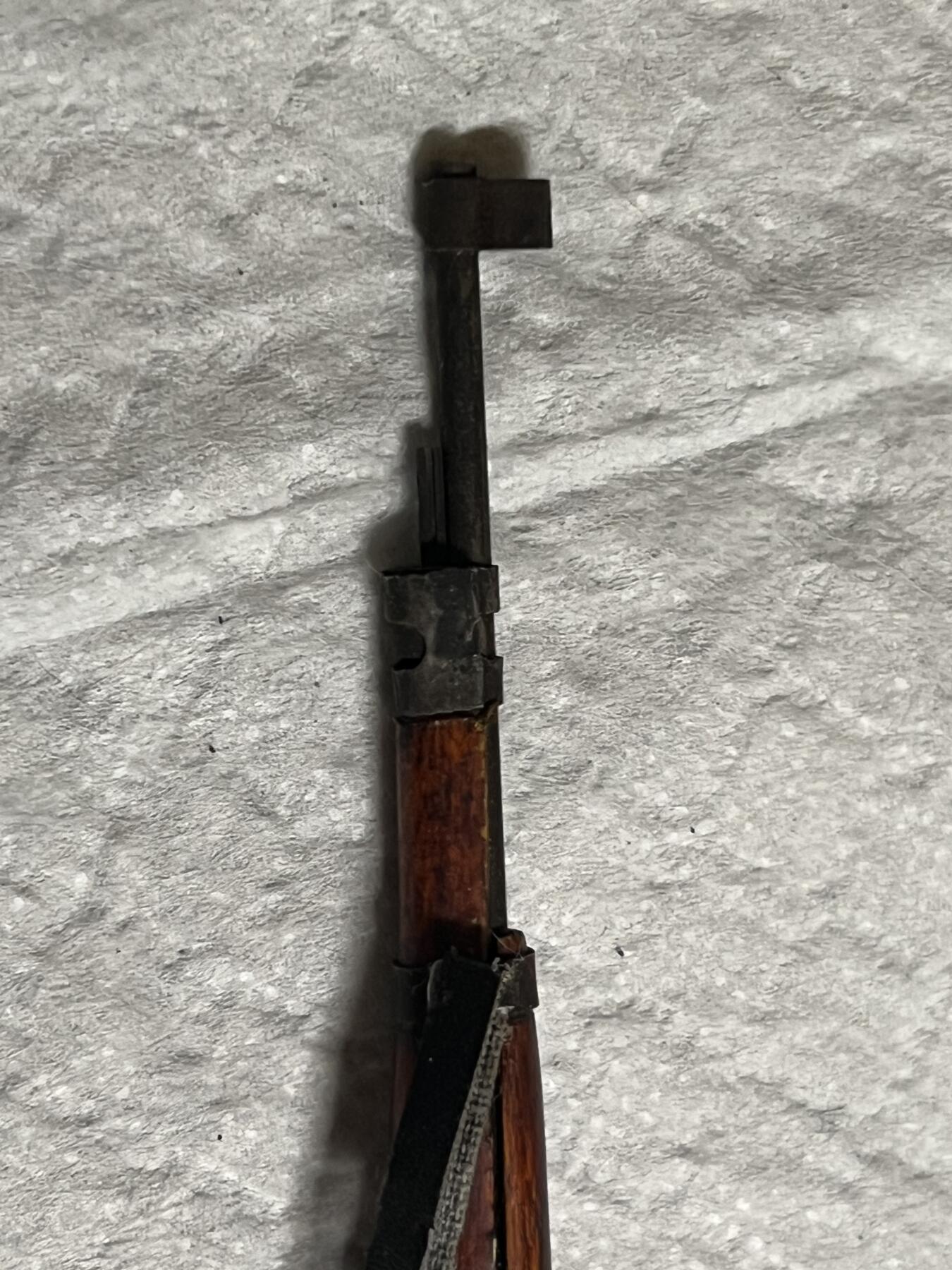 零元拍：钛金 1/6 早期版金属与木制 WWII 98K 模型。保险是固定一体的，没有枪管通条，无刺刀。颜色纹路以实物为准，图片仅做参考。无任何击发与射击功能，材质：金属与实木，可拆解。图片仅为展示，以实物为准。全新。