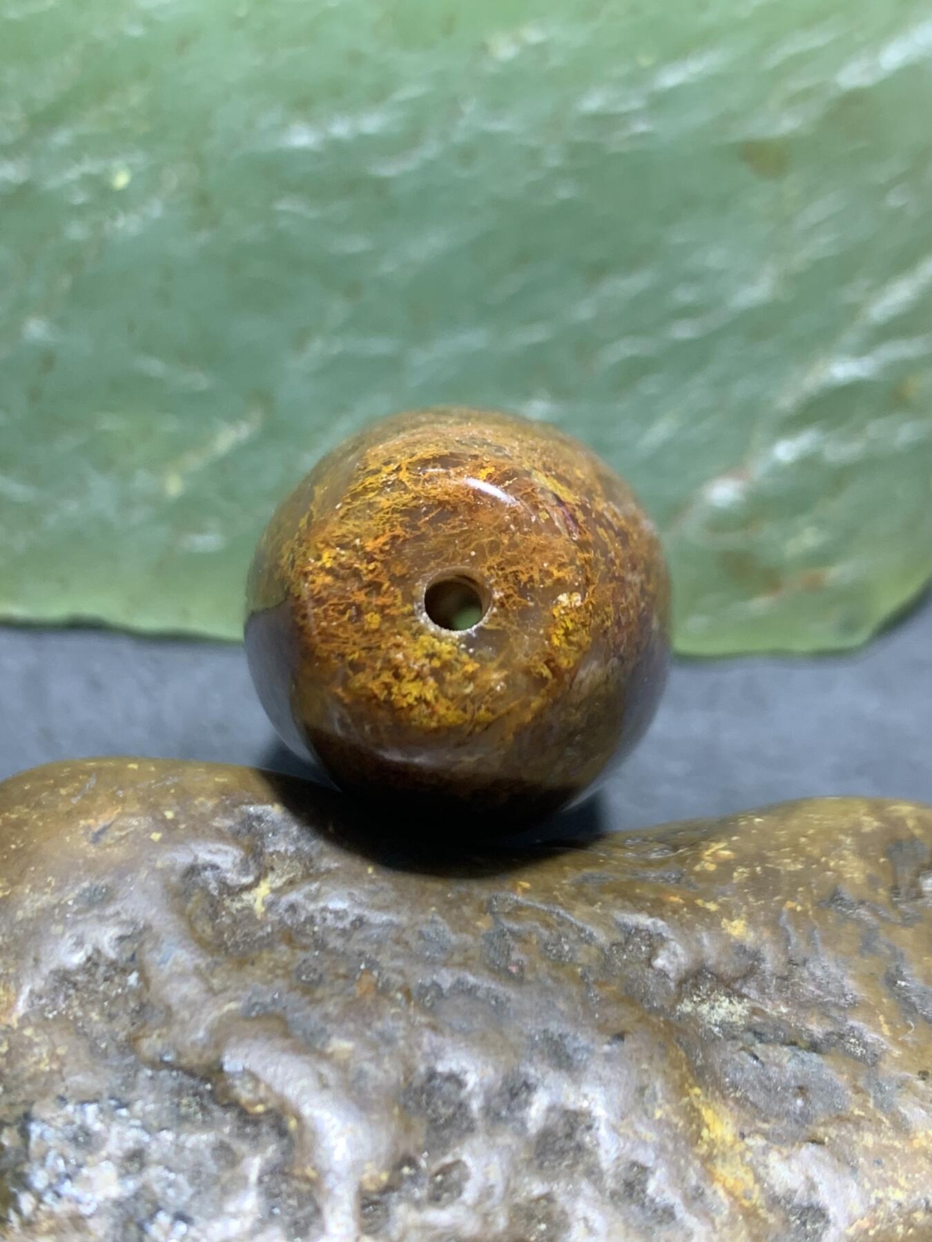 精美高玉化高润度黄金草花纹水草玛瑙桶珠一个