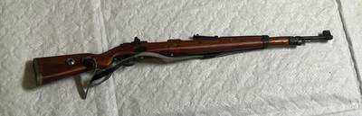 零元拍：钛金 1/6 早期版金属与木制 WWII 98K 模型。保险是固定一体的，没有枪管通条，无刺刀。颜色纹路以实物为准，图片仅做参考。无任何击发与射击功能，材质：金属与实木，可拆解。图片仅为展示，以实物为准。全新。 - 零元拍：钛金 1/6 早期版金属与木制 WWII 98K 模型。保险是固定一体的，没有枪管通条，无刺刀。颜色纹路以实物为准，图片仅做参考。无任何击发与射击功能，材质：金属与实木，可拆解。图片仅为展示，以实物为准。全新。