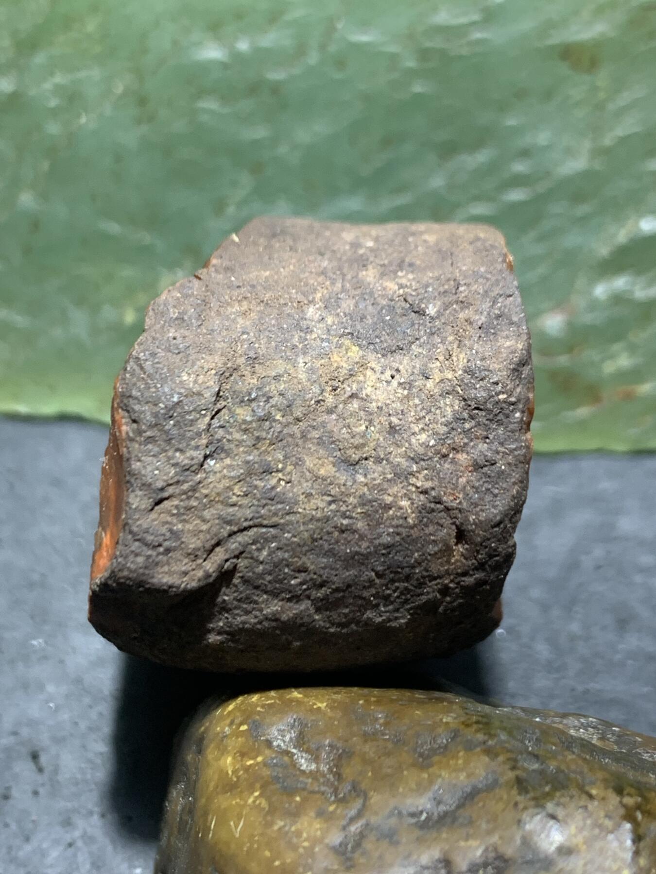 精美铁皮开窗料荔枝冻飘柿子红南红玛瑙原石一颗，