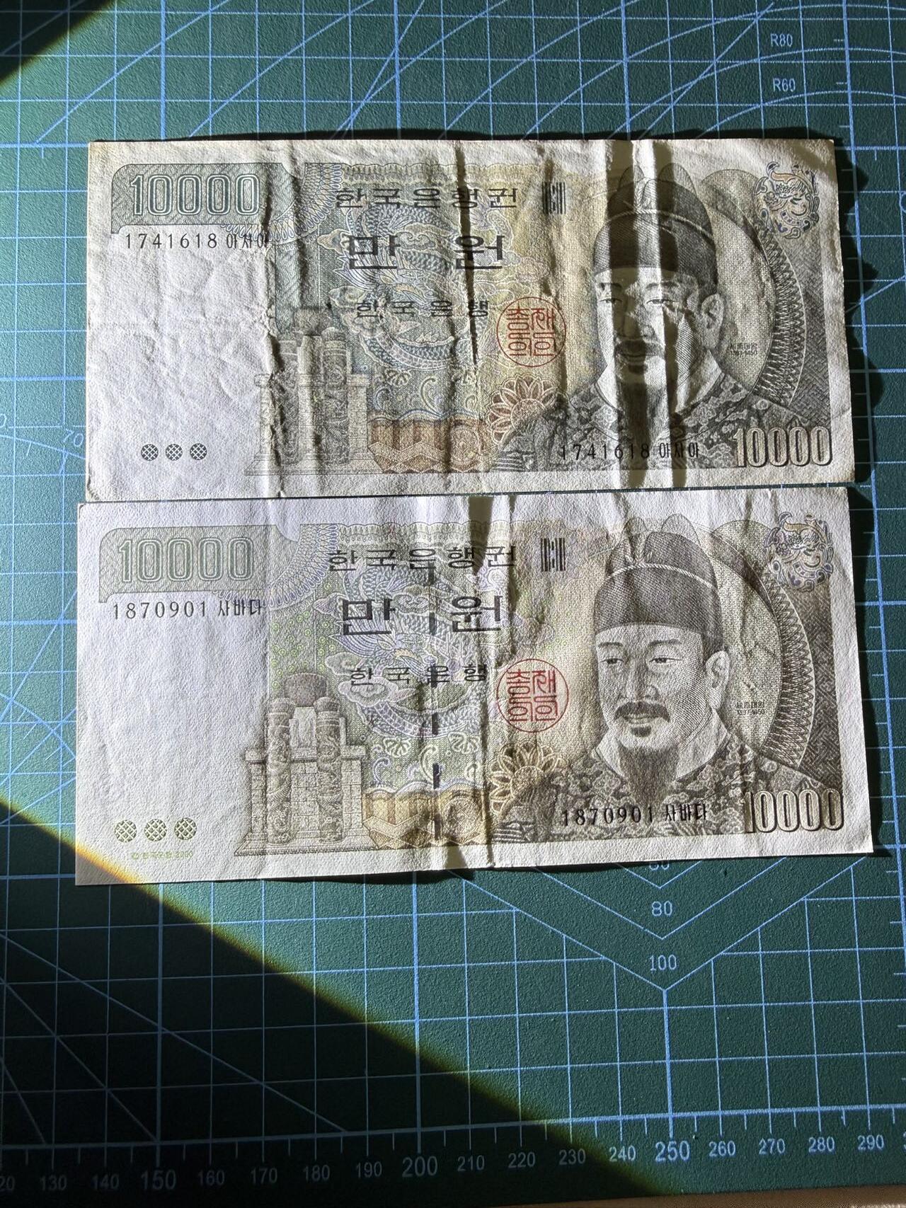 【炜奕收藏】，第四十六期 1983年& 2000年韩国1万韩元两张，品相如图