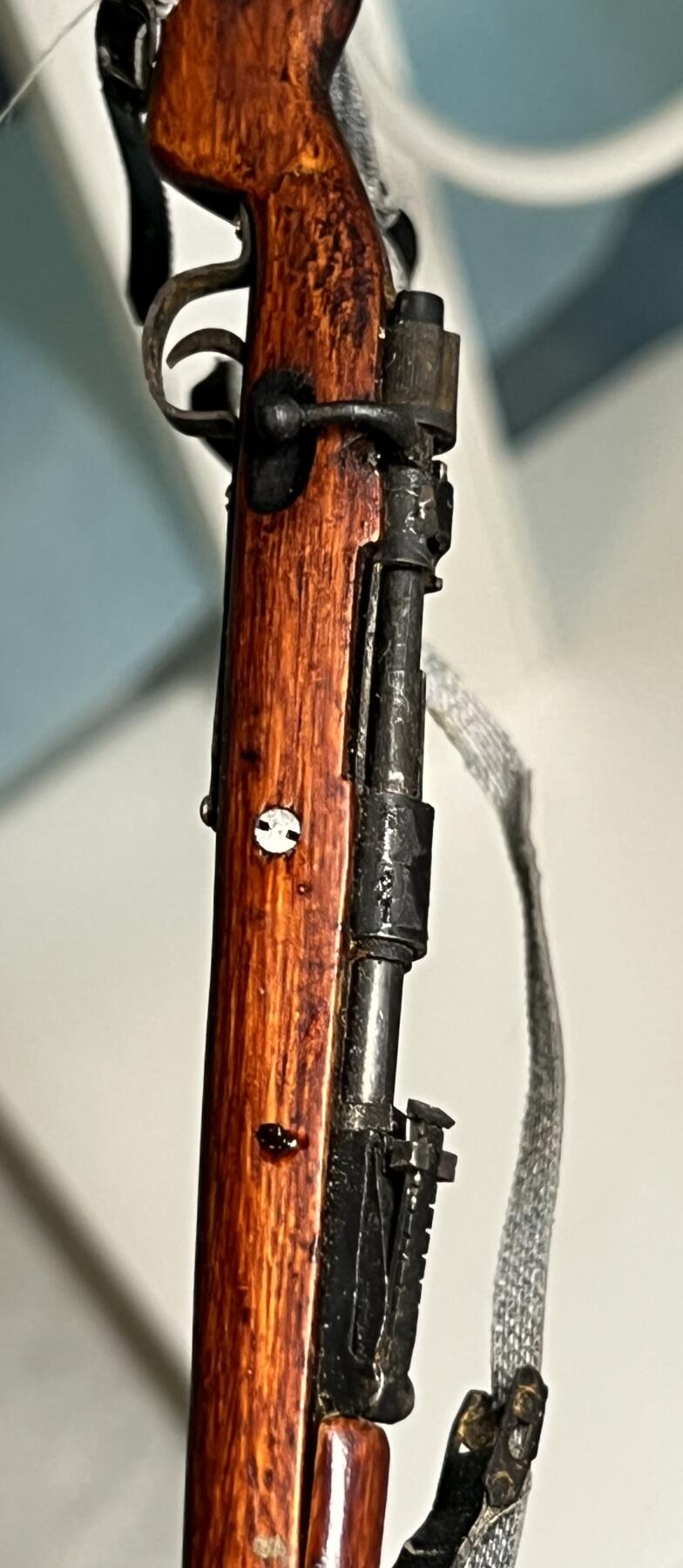 零元拍：钛金 1/6 早期版金属与木制 WWII 98K 模型。保险是固定一体的，没有枪管通条，无刺刀。颜色纹路以实物为准，图片仅做参考。无任何击发与射击功能，材质：金属与实木，可拆解。图片仅为展示，以实物为准。全新。