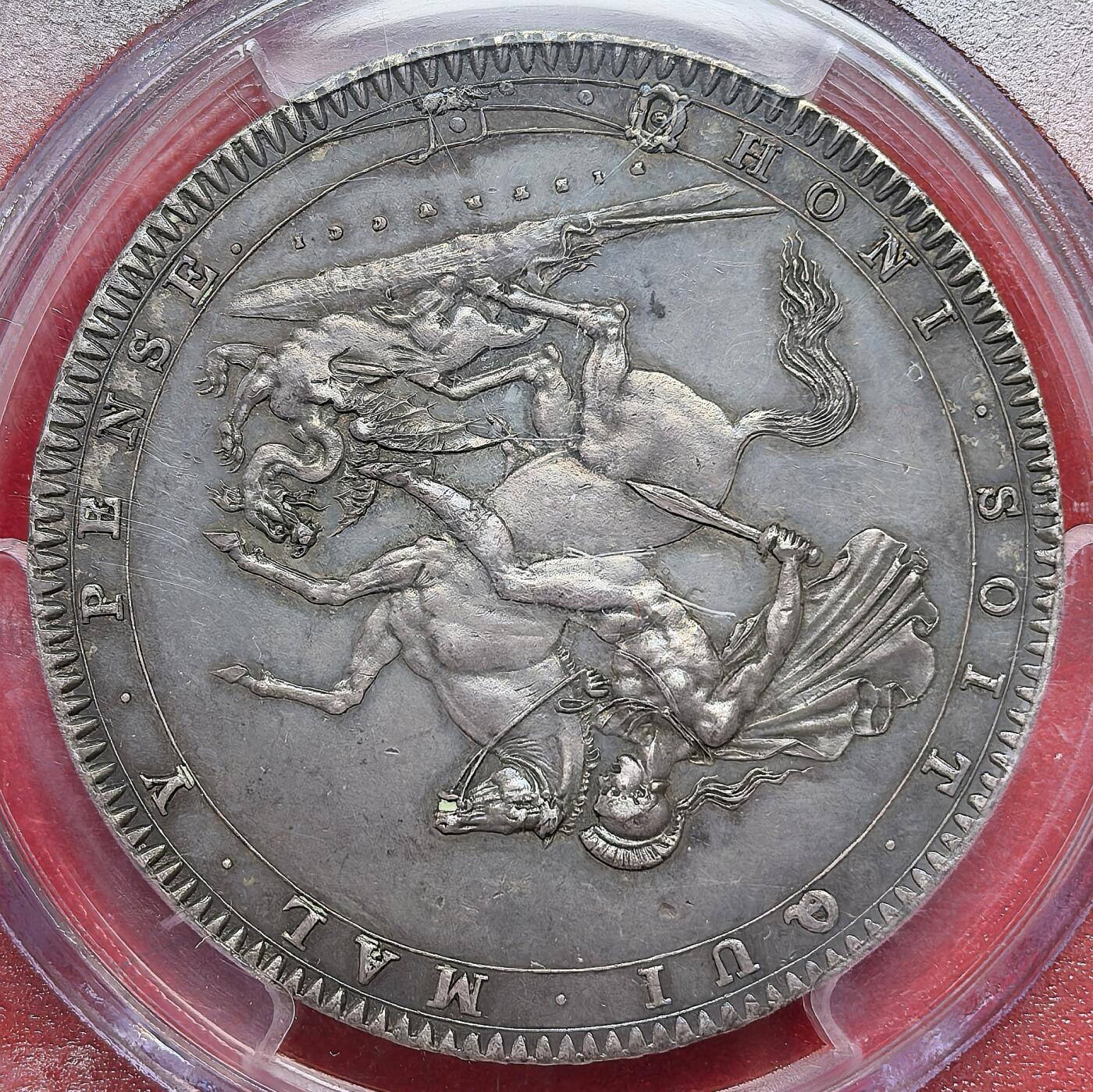 凡希社世界钱币微拍月度大拍（2025/09） 荐！1820英国乔三马剑大银PCGS-MS62，key date！英国铸币大革新后铸造的首版克朗，是所有年版中最稀有的一个版本，深度灰彩，侧光下泛出漂亮的钴蓝光泽，细节出色，高品马剑无疑拥有极高的投资价值。（附视频）