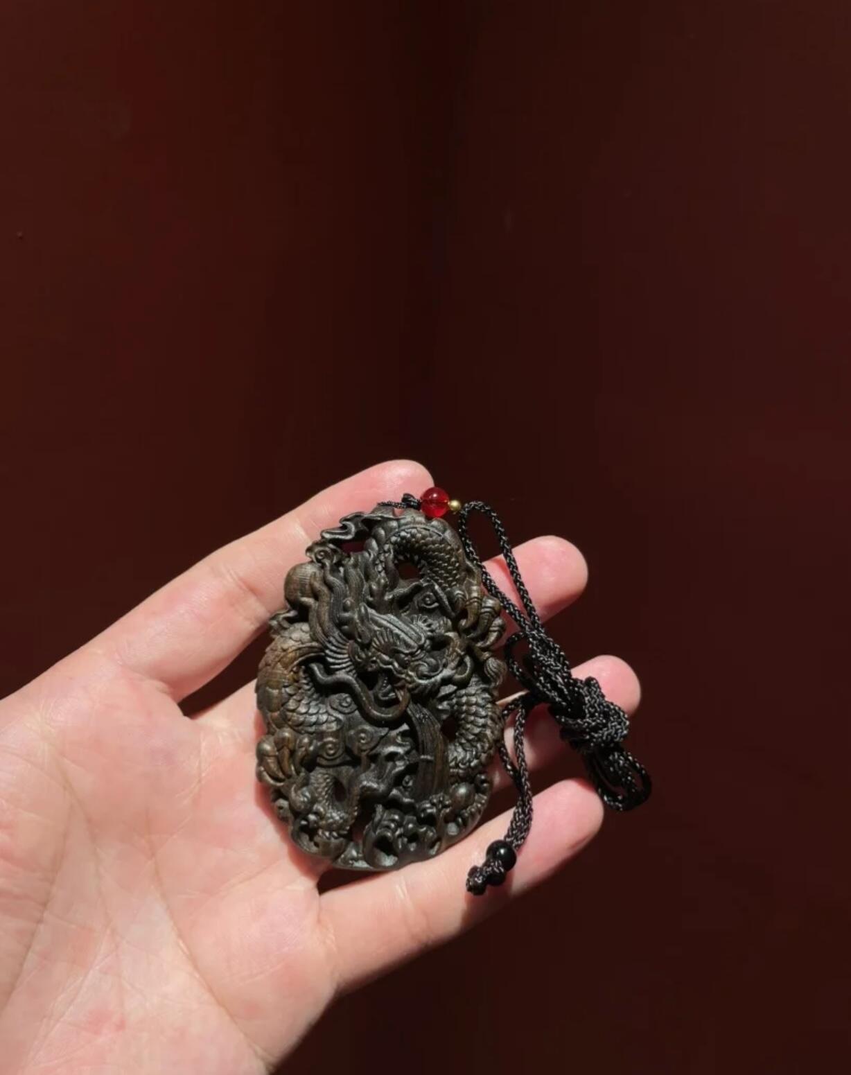 江南站10场杂项 沉香木小龙牌双面雕刻