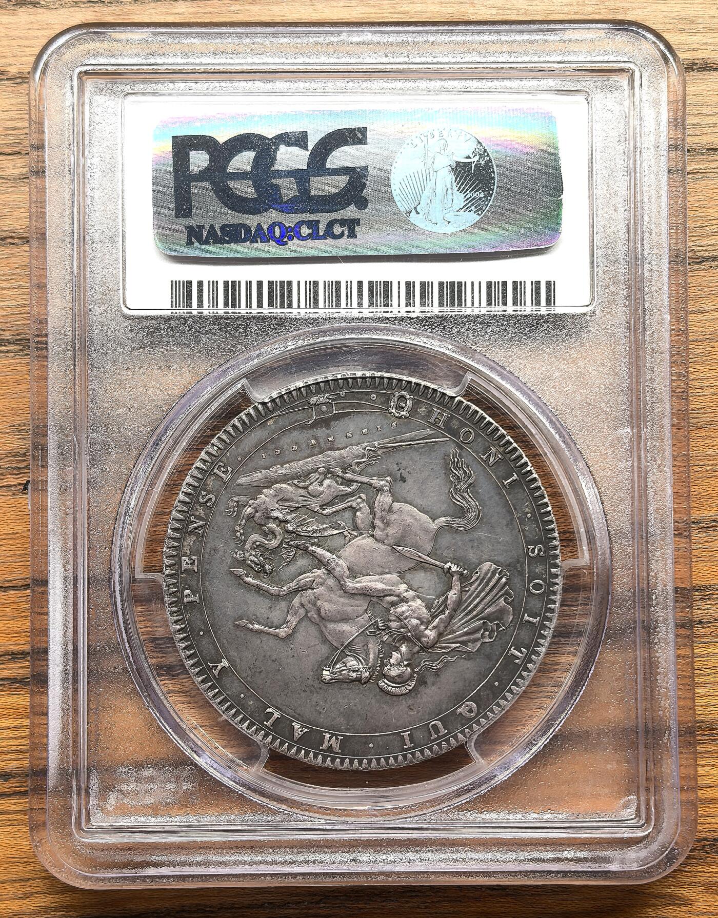 凡希社世界钱币微拍月度大拍（2025/09） 荐！1820英国乔三马剑大银PCGS-MS62，key date！英国铸币大革新后铸造的首版克朗，是所有年版中最稀有的一个版本，深度灰彩，侧光下泛出漂亮的钴蓝光泽，细节出色，高品马剑无疑拥有极高的投资价值。（附视频）