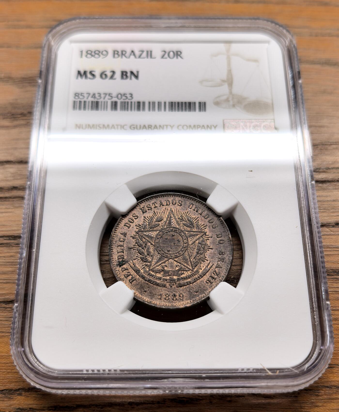 凡希社世界钱币微拍月度大拍（2025/09） 1889巴西合众国20R铜币NGC-MS62，合众国首年版。1889年11月15日，丰塞卡将军发动政变，佩德罗二世被废黜，由德奥多罗·达·丰塞卡建立的巴西合众国取代了巴西帝国，巴西帝国宣告灭亡。