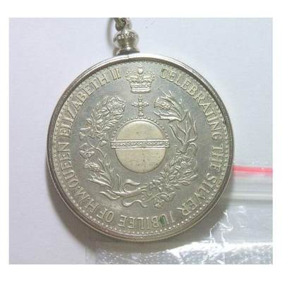 【旋风钱币】10月4日19:00准时开拍 精美欧洲币章 第三帝国货币等 全场包邮！ 英国1977年 伊丽莎白银婚镀银高浮雕精制币章吊坠 40MM