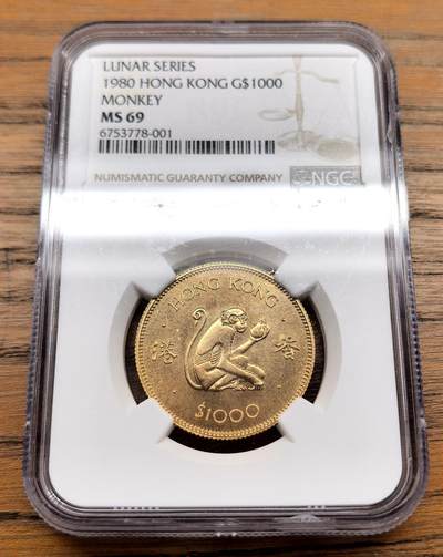 凡希社世界钱币微拍月度大拍（2025/09） - 1980香港生肖猴1000元金币NGC-MS69，普制，品相完美，69有难度的一枚，15.97g，917金。