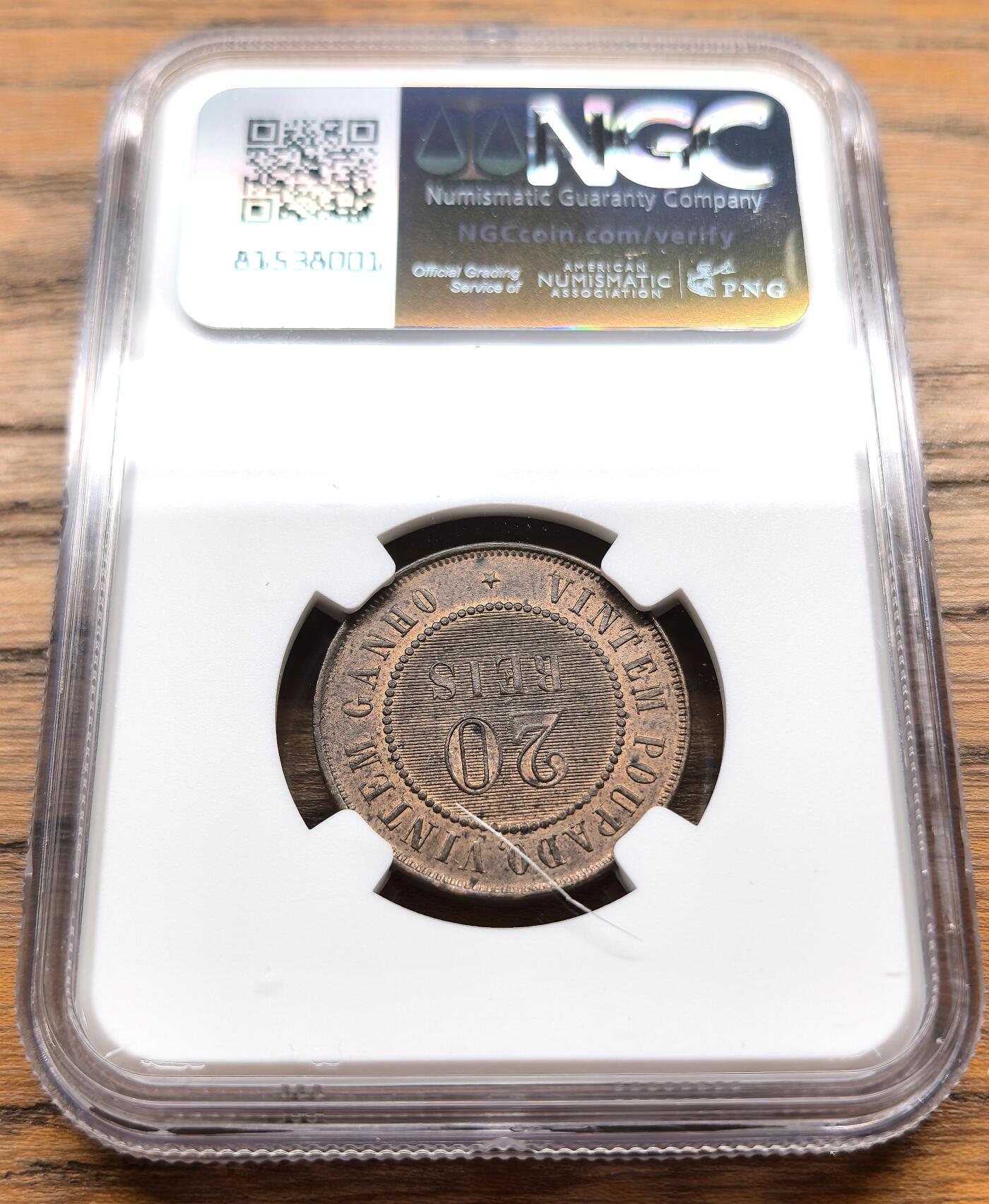 凡希社世界钱币微拍月度大拍（2025/09） 1889巴西合众国20R铜币NGC-MS62，合众国首年版。1889年11月15日，丰塞卡将军发动政变，佩德罗二世被废黜，由德奥多罗·达·丰塞卡建立的巴西合众国取代了巴西帝国，巴西帝国宣告灭亡。