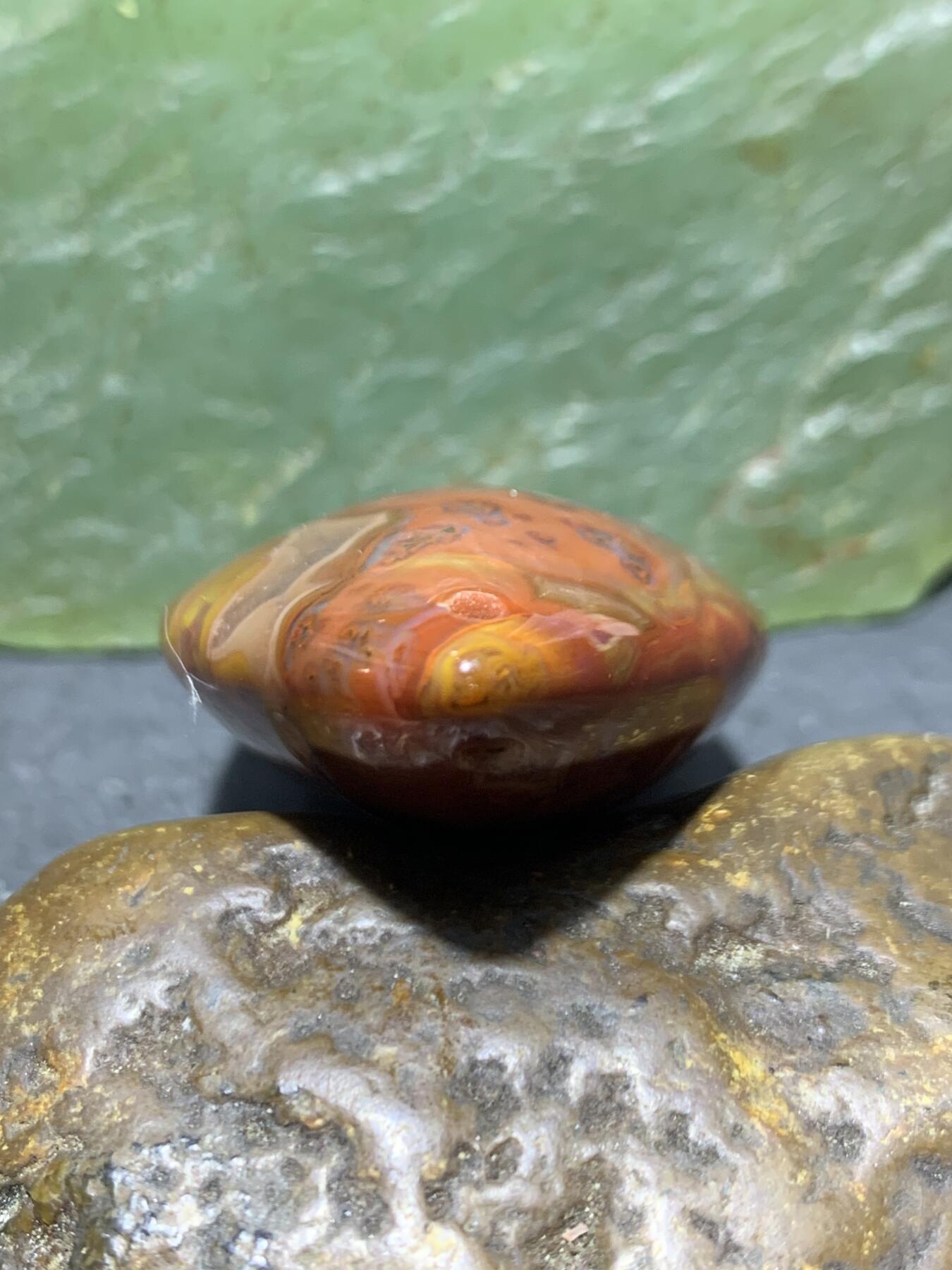 精美战国红玛瑙冰飘冻料红草花纹吊坠一个，