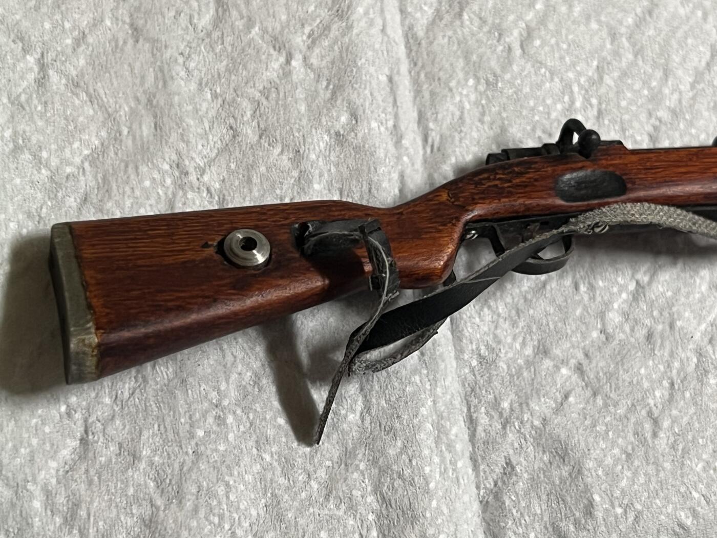 零元拍：钛金 1/6 早期版金属与木制 WWII 98K 模型。保险是固定一体的，没有枪管通条，无刺刀。颜色纹路以实物为准，图片仅做参考。无任何击发与射击功能，材质：金属与实木，可拆解。图片仅为展示，以实物为准。全新。