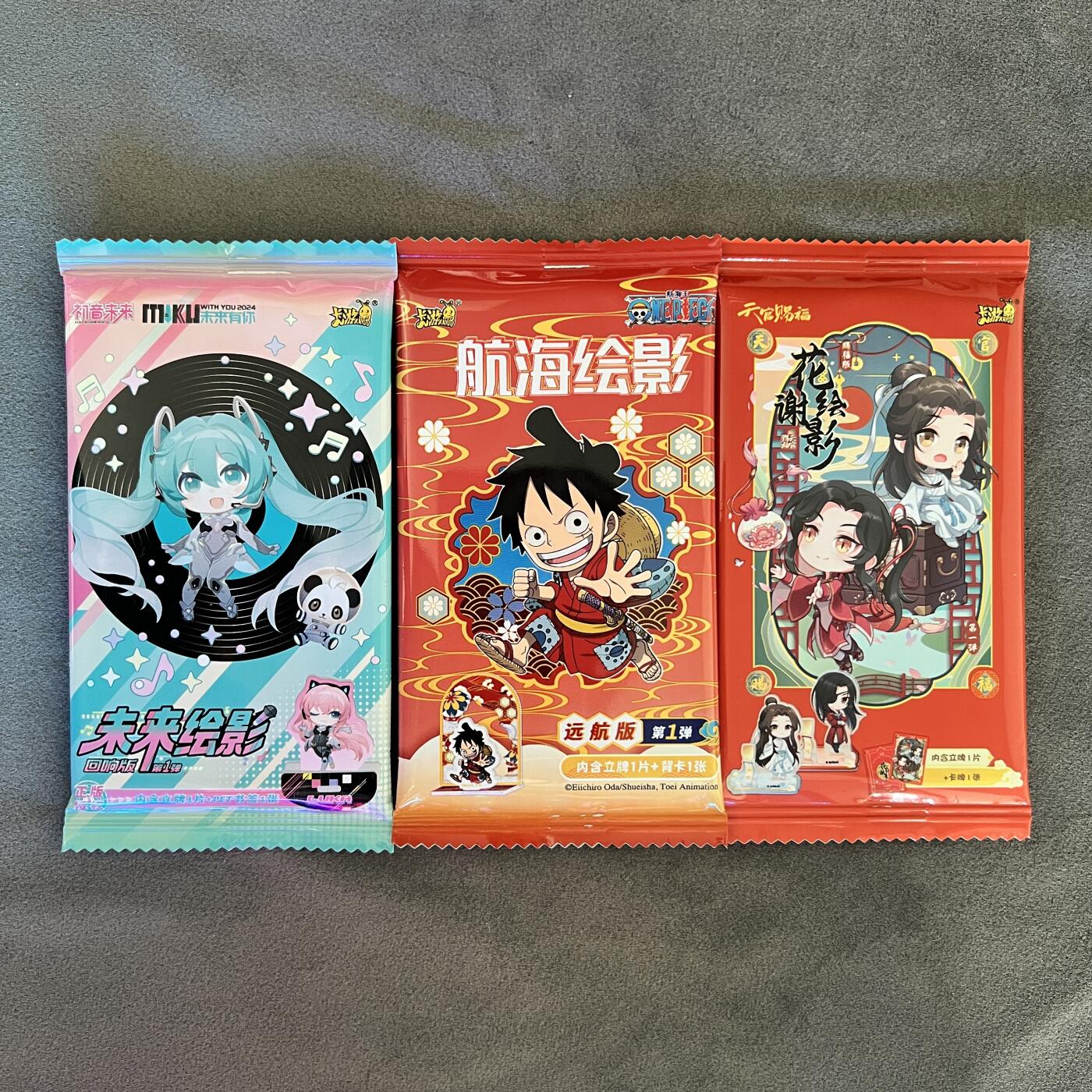 锦色铺子的潮玩拍第二期⚡️ ⚡️⚡️免佣金！！！ 卡游 初音未来+航海绘影+天官赐福 立牌+卡，详看包装下方。全新未拆