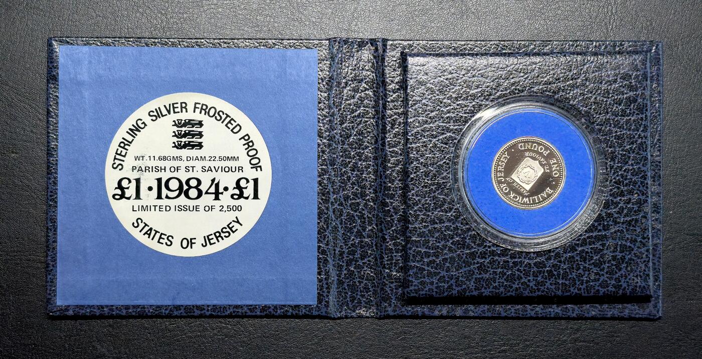 凡希社世界钱币微拍月度大拍（2025/09） 1983/1984泽西岛伊丽莎白1镑银币两枚一组，原厂包装。