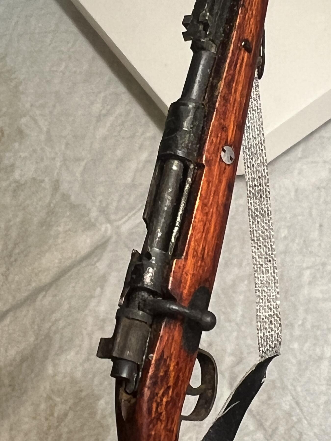 零元拍：钛金 1/6 早期版金属与木制 WWII 98K 模型。保险是固定一体的，没有枪管通条，无刺刀。颜色纹路以实物为准，图片仅做参考。无任何击发与射击功能，材质：金属与实木，可拆解。图片仅为展示，以实物为准。全新。