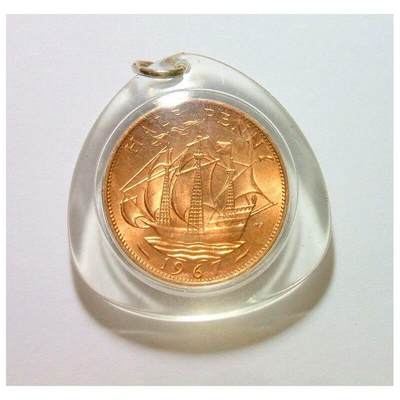 【旋风钱币】10月4日19:00准时开拍 精美欧洲币章 第三帝国货币等 全场包邮！  英国1967年 伊丽莎白高浮雕精制币章心形吊坠 36MM