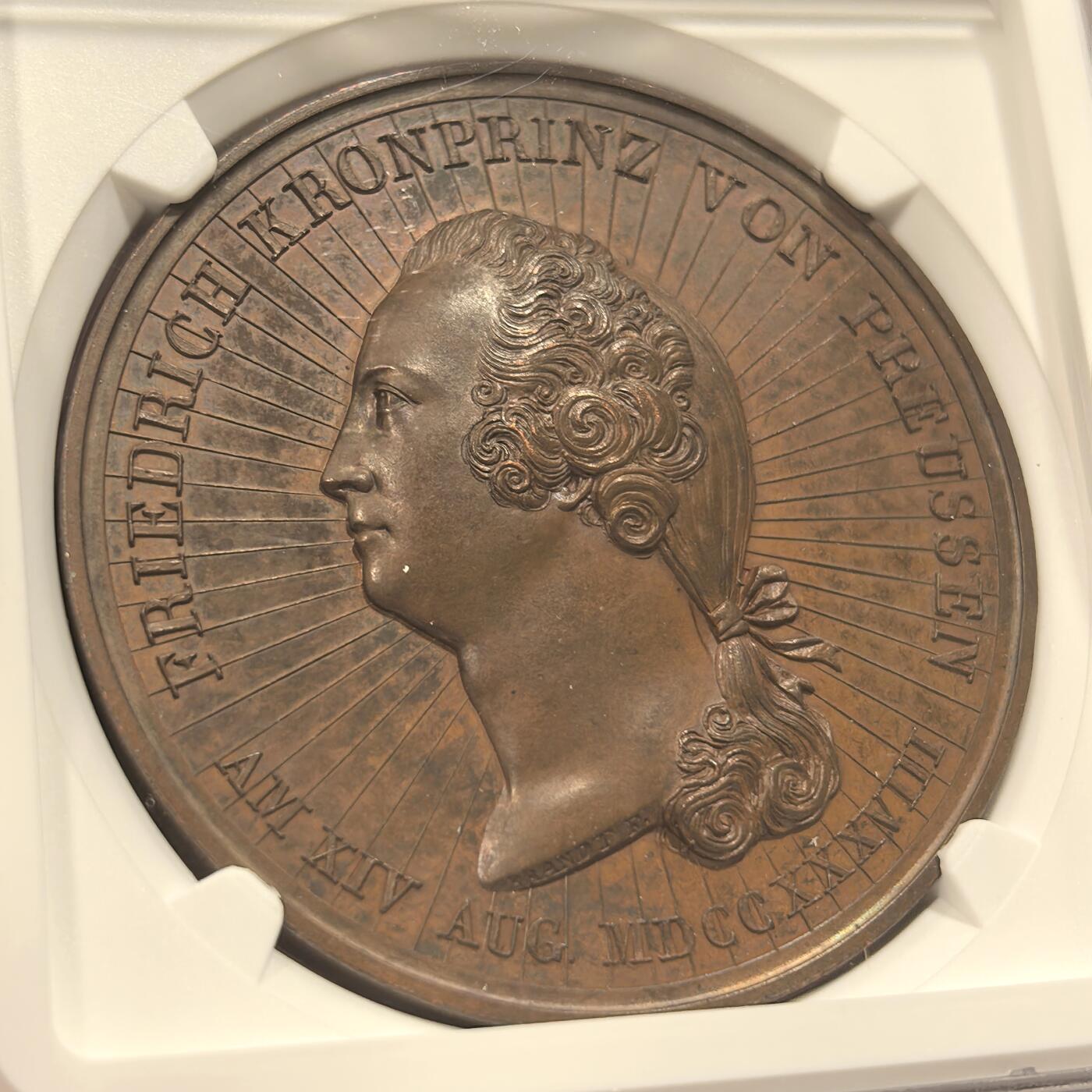 博洋堂“良辰美钰”中秋国庆双节精品专场暨第141期（全场包邮） NGC MS64BN 德国1838年纪念腓特烈大帝加入共济会100周年纪念大铜章。正面：头戴光芒四射花环的年轻像，暗喻共济会理念的复兴和永恒年轻。背面：燃烧的祭坛，内有握手的场景，表达共济会内部的情谊、忠诚与兄弟之爱的普遍象征，祭坛周围装饰着共济会的标志：直角规、方琢石、直角尺等，非常罕见的铜章。