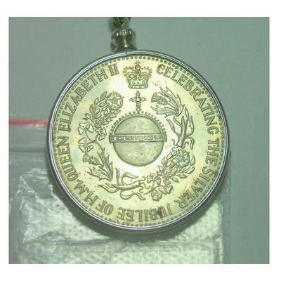 【旋风钱币】10月4日19:00准时开拍 精美欧洲币章 第三帝国货币等 全场包邮！ 英国1977年 伊丽莎白银婚镀银高浮雕精制币章吊坠 40MM