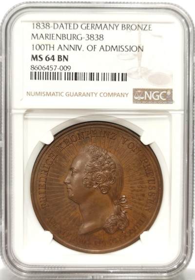 博洋堂“良辰美钰”中秋国庆双节精品专场暨第141期（全场包邮） - NGC MS64BN 德国1838年纪念腓特烈大帝加入共济会100周年纪念大铜章。正面：头戴光芒四射花环的年轻像，暗喻共济会理念的复兴和永恒年轻。背面：燃烧的祭坛，内有握手的场景，表达共济会内部的情谊、忠诚与兄弟之爱的普遍象征，祭坛周围装饰着共济会的标志：直角规、方琢石、直角尺等，非常罕见的铜章。