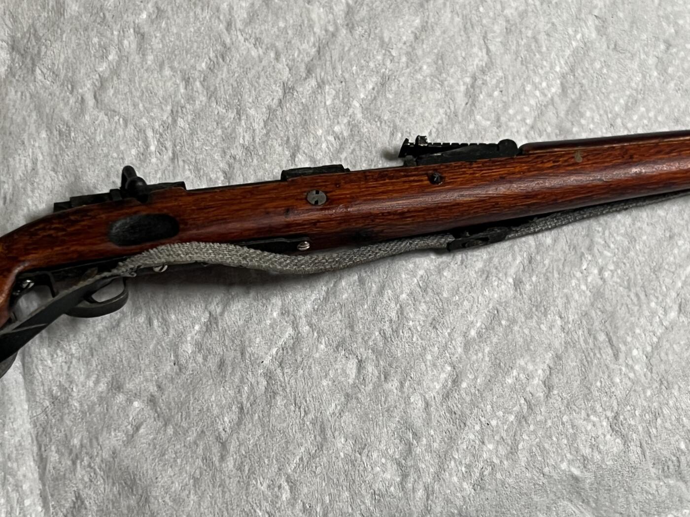零元拍：钛金 1/6 早期版金属与木制 WWII 98K 模型。保险是固定一体的，没有枪管通条，无刺刀。颜色纹路以实物为准，图片仅做参考。无任何击发与射击功能，材质：金属与实木，可拆解。图片仅为展示，以实物为准。全新。