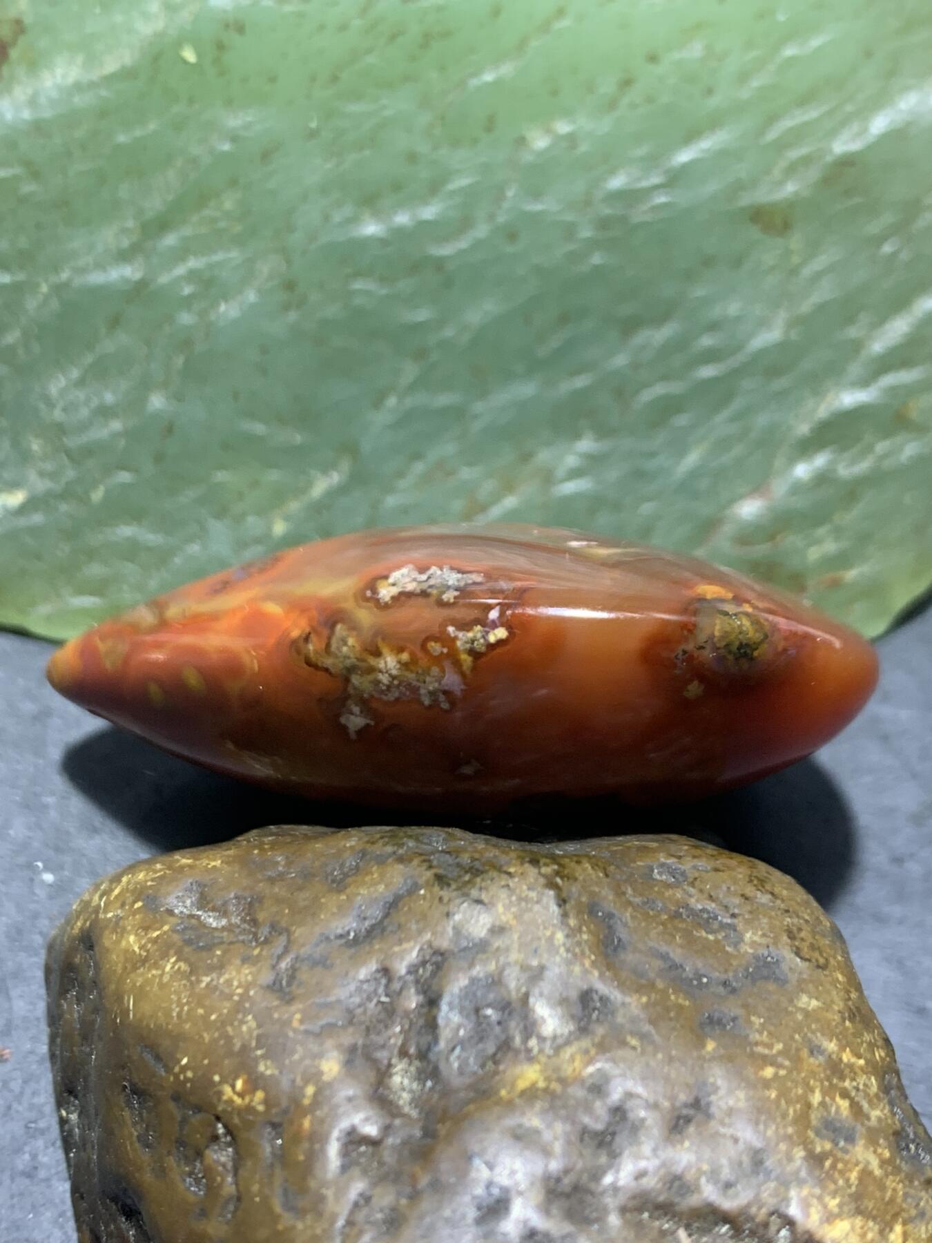精美战国红玛瑙冰飘冻料红草花纹吊坠一个，