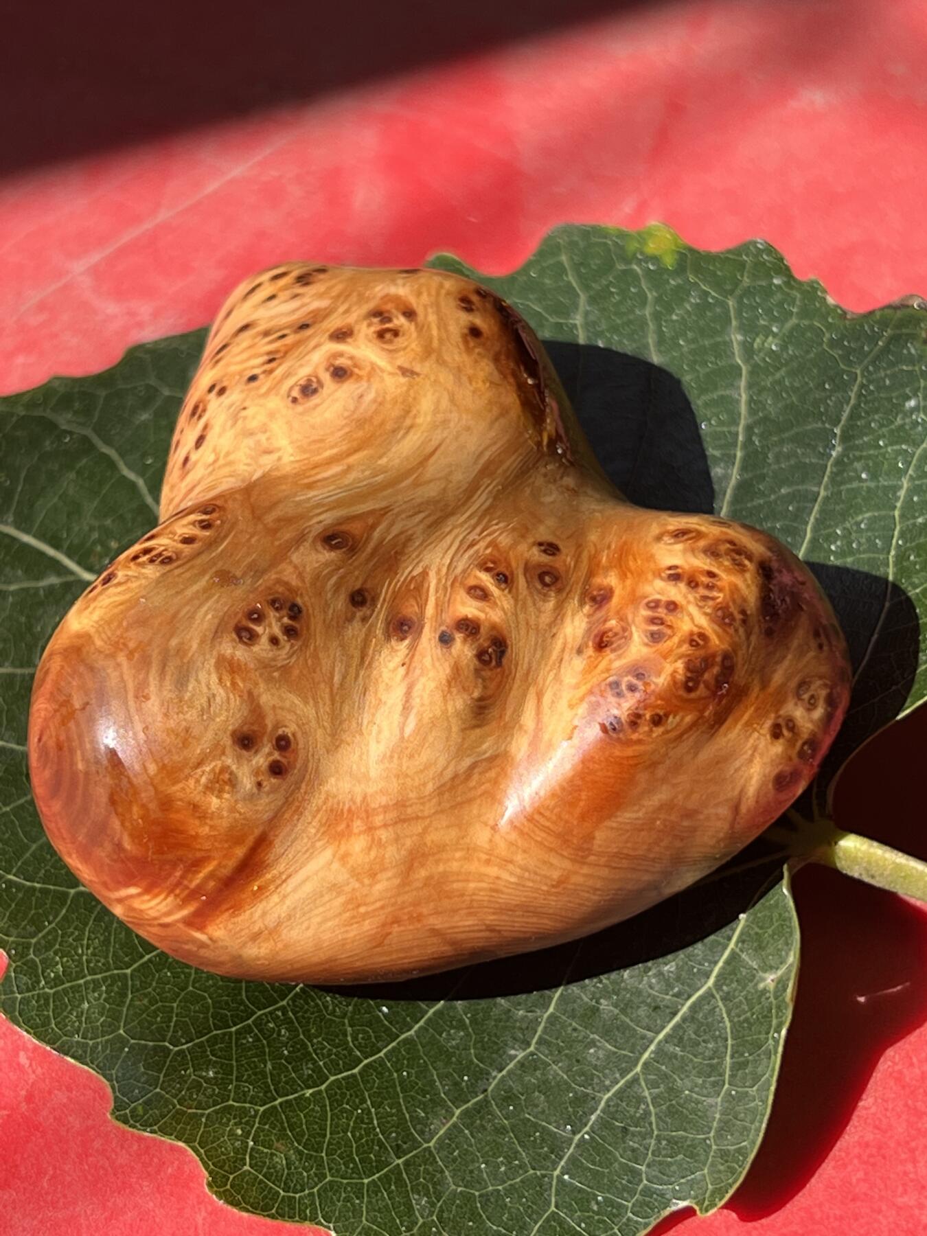 零元拍：崖柏瘤花随型手把件，十年前的存货了，油性极大。因为没有盘玩过，里面的油脂都渗出来了，收到后切记一定戴手套盘玩