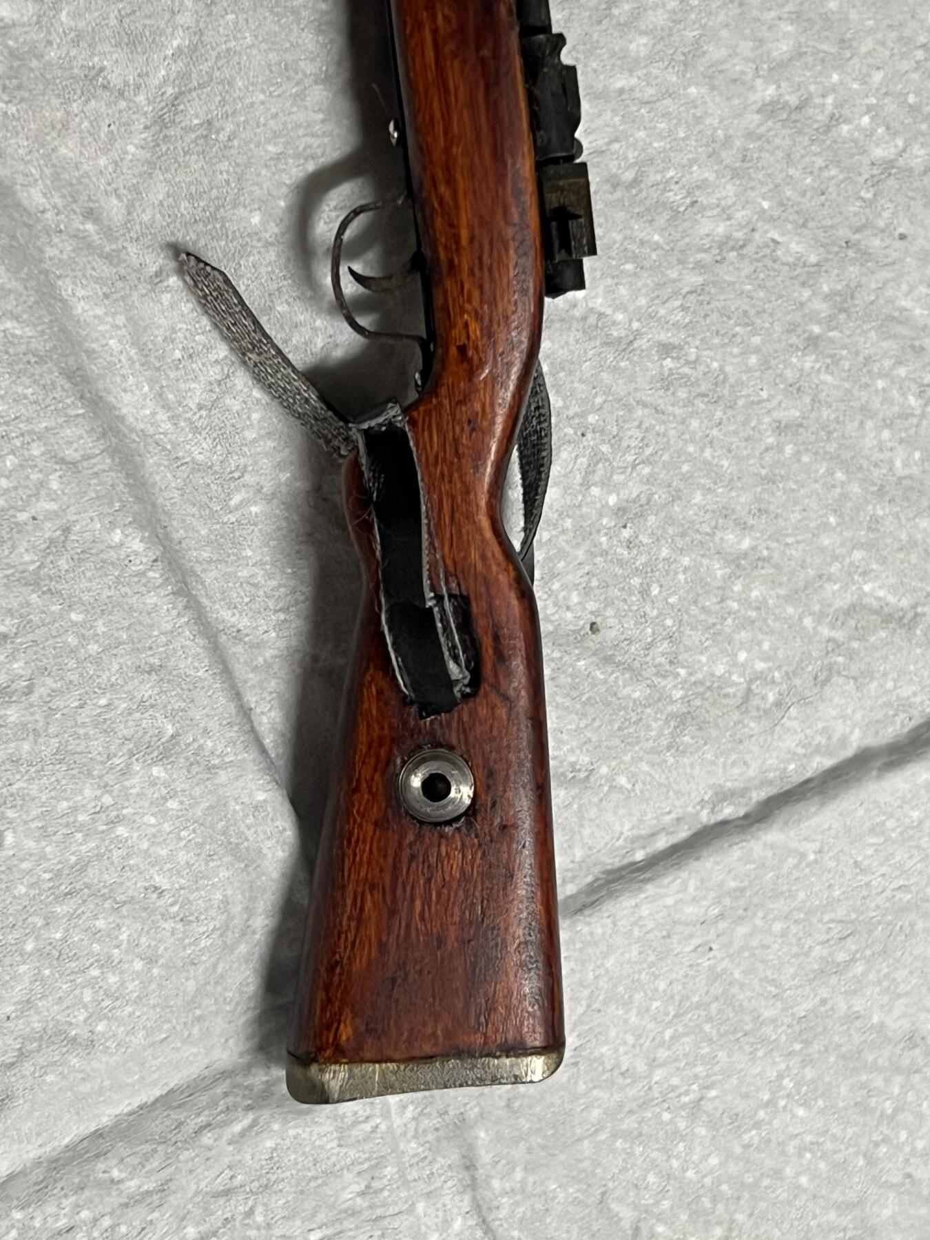 零元拍：钛金 1/6 早期版金属与木制 WWII 98K 模型。保险是固定一体的，没有枪管通条，无刺刀。颜色纹路以实物为准，图片仅做参考。无任何击发与射击功能，材质：金属与实木，可拆解。图片仅为展示，以实物为准。全新。