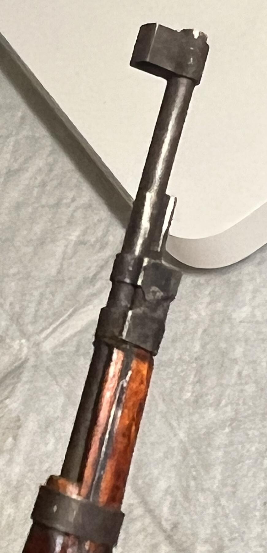 零元拍：钛金 1/6 早期版金属与木制 WWII 98K 模型。保险是固定一体的，没有枪管通条，无刺刀。颜色纹路以实物为准，图片仅做参考。无任何击发与射击功能，材质：金属与实木，可拆解。图片仅为展示，以实物为准。全新。