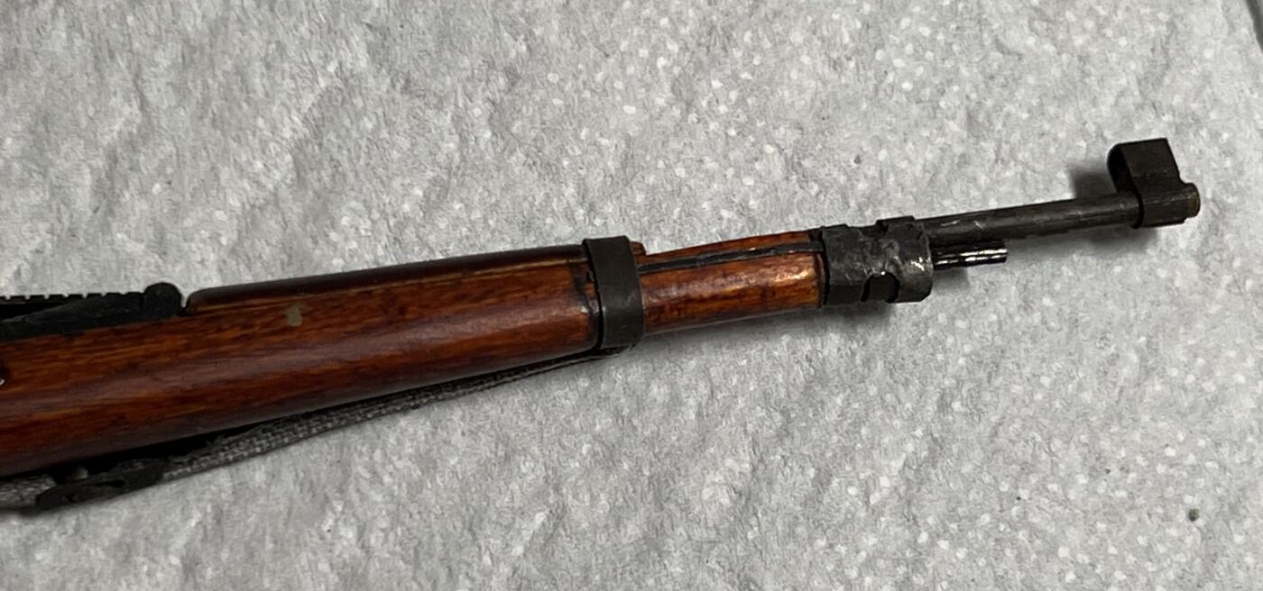 零元拍：钛金 1/6 早期版金属与木制 WWII 98K 模型。保险是固定一体的，没有枪管通条，无刺刀。颜色纹路以实物为准，图片仅做参考。无任何击发与射击功能，材质：金属与实木，可拆解。图片仅为展示，以实物为准。全新。