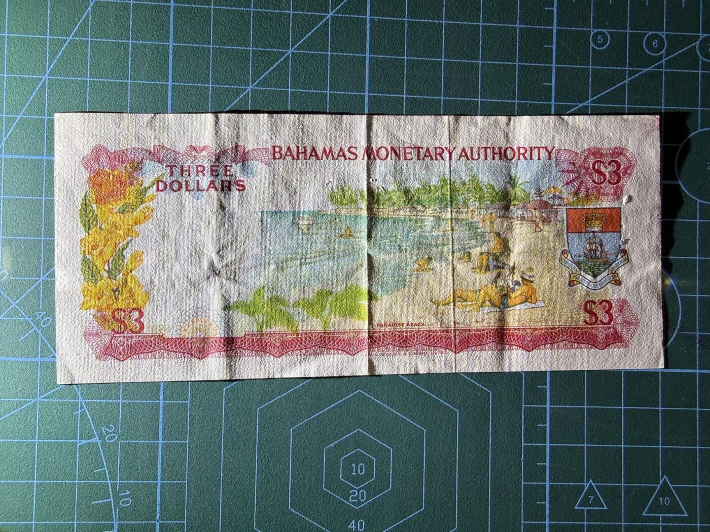 【炜奕收藏】，第四十六期 1968年巴哈马3元，彩背，XF品相，有针孔，号码无47