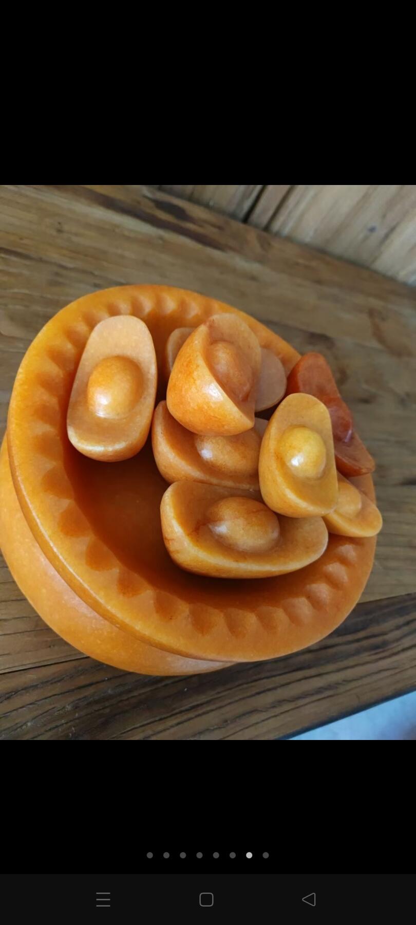 黄龙玉石聚宝盆，颜色鲜艳夺目，玉质细腻通透，居家必备品