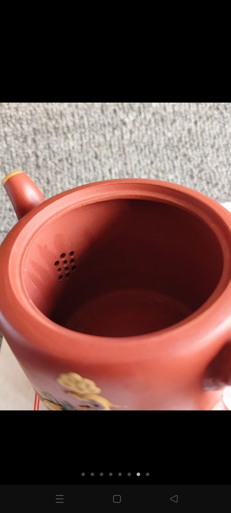 一厂徒工班，顾景舟辅导，徐汉棠制壶。壶身饰有金色凤凰等精美纹样，雅致又富有韵味。长14厘米、高10厘米，容量约280毫升，品茗、观赏、收藏皆宜，尽显宜兴紫砂工艺之美。