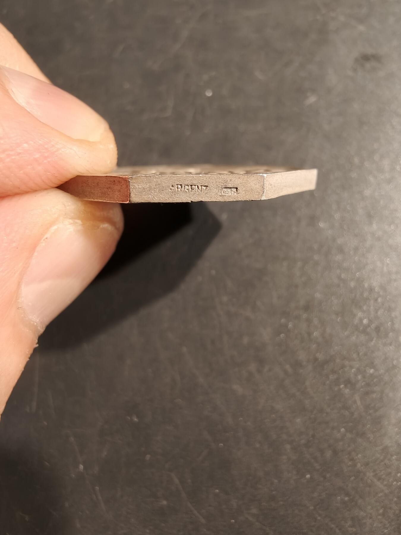 老王徽章第152期 法国马球协会八角银章     950银     直径27mm.    重量12.2g