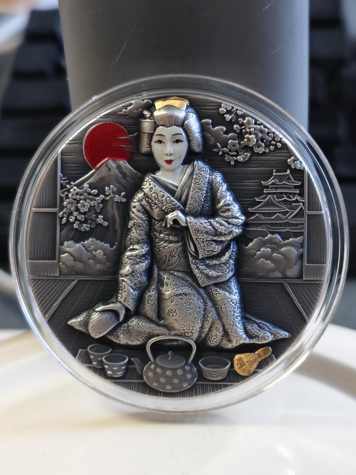 第177期拍卖【长期征集拍品】 纽埃2019年日本文化系列(1)-艺伎茶艺 2盎司超高浮雕仿古镀金彩色银币. 999银，发行500枚