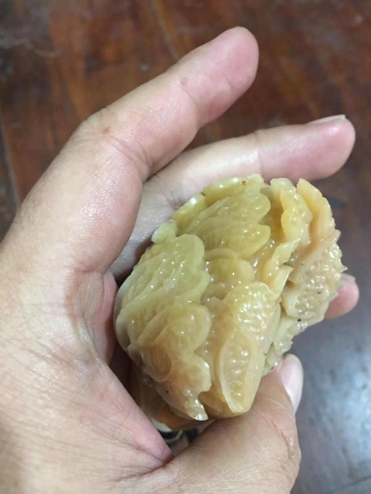 老寿山石白菜手把件，石质好，雕刻漂亮，品相完美，适合佩戴和把玩，见图示