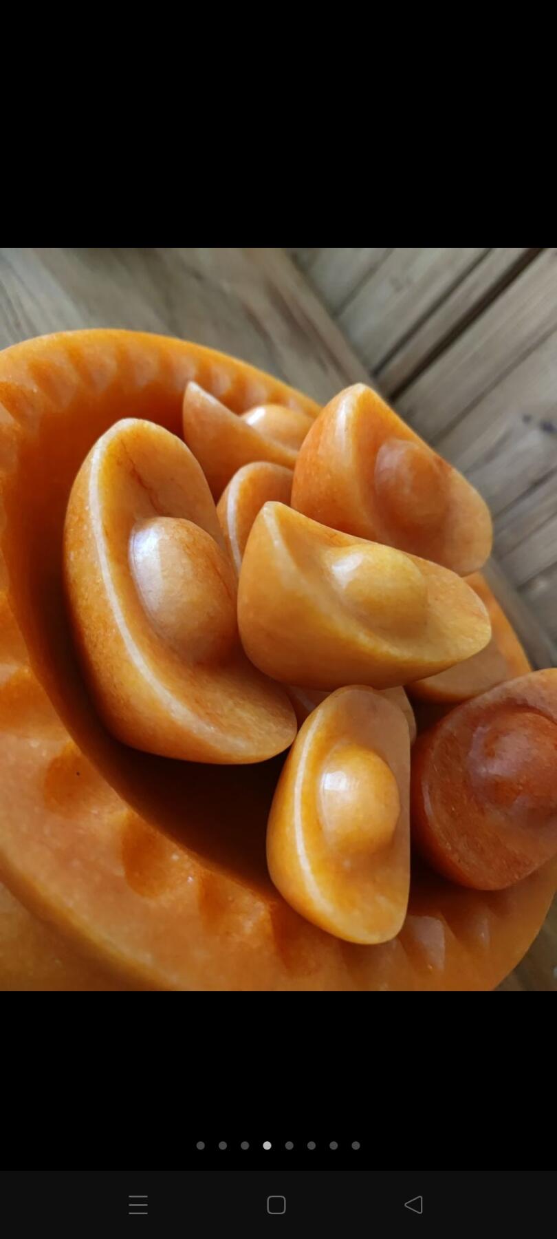 黄龙玉石聚宝盆，颜色鲜艳夺目，玉质细腻通透，居家必备品