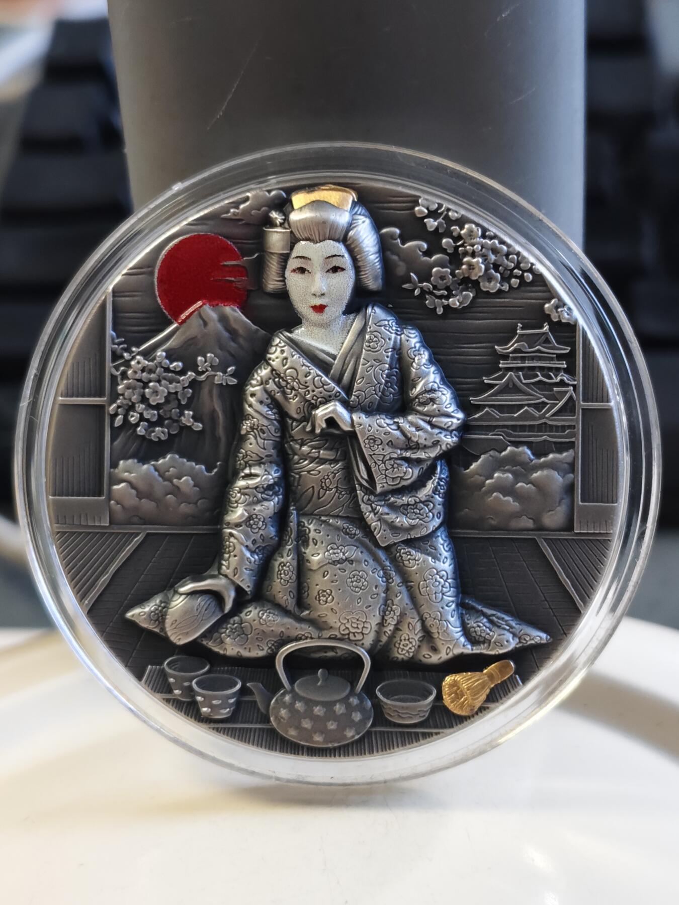 第177期拍卖【长期征集拍品】 纽埃2019年日本文化系列(1)-艺伎茶艺 2盎司超高浮雕仿古镀金彩色银币. 999银，发行500枚