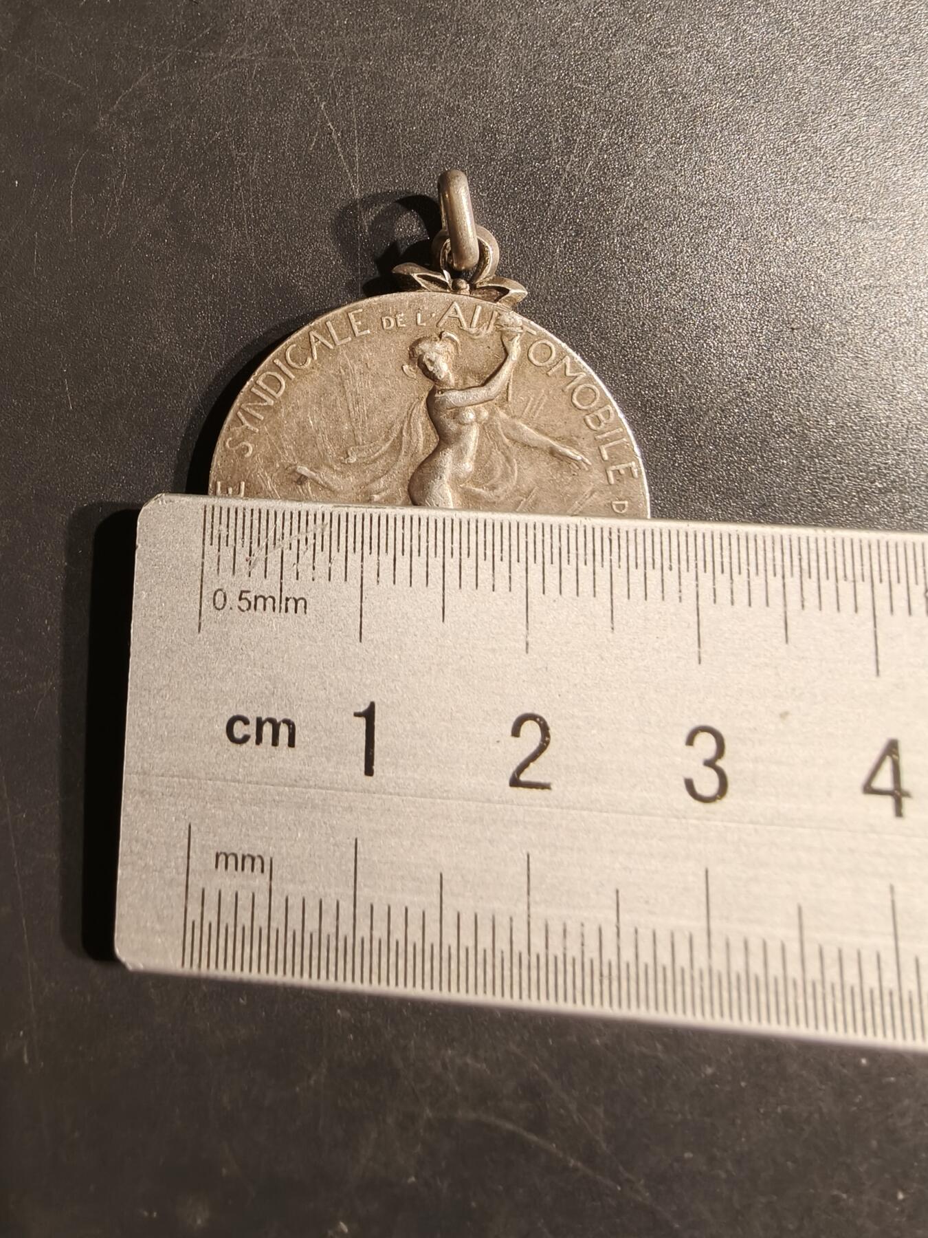 老王徽章第152期 比利时汽车行业工会镀银奖章     直径28mm.    重量11.8g