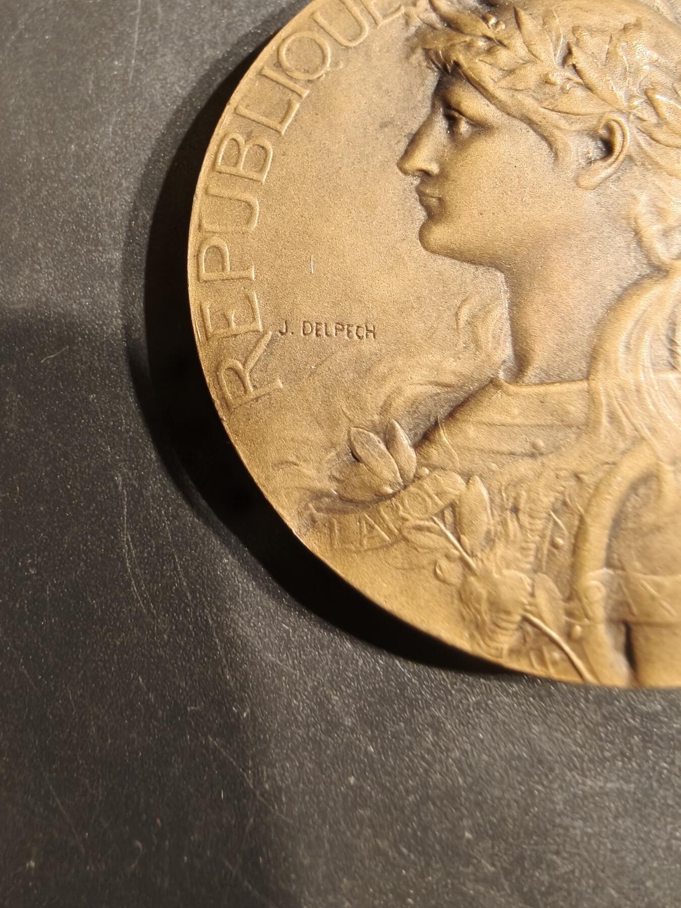 老王徽章第152期 法国玛丽安娜大铜章     带盒子      直径40mm.   重量30g