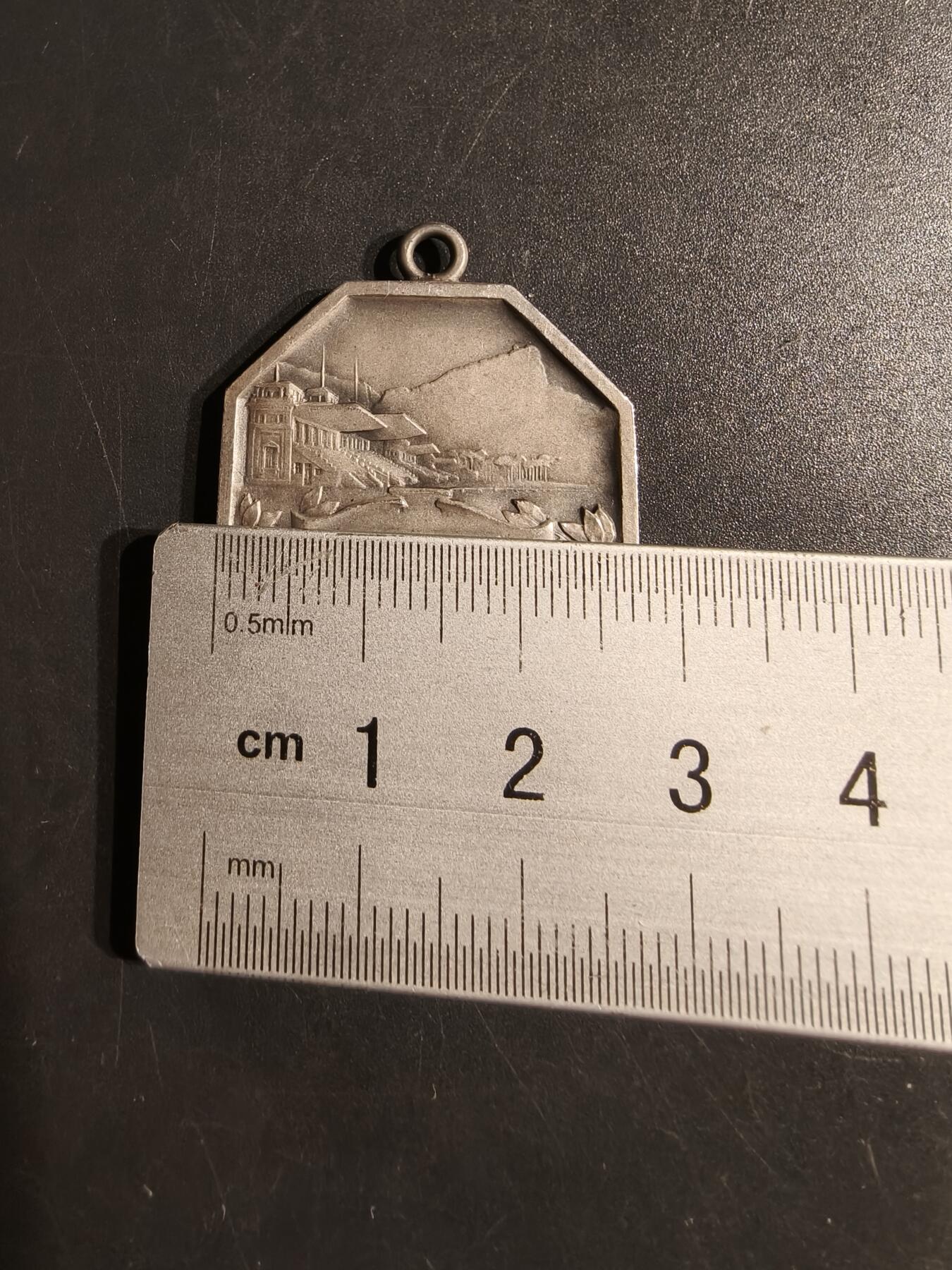 老王徽章第152期 法国马球协会八角银章     950银     直径27mm.    重量12.2g